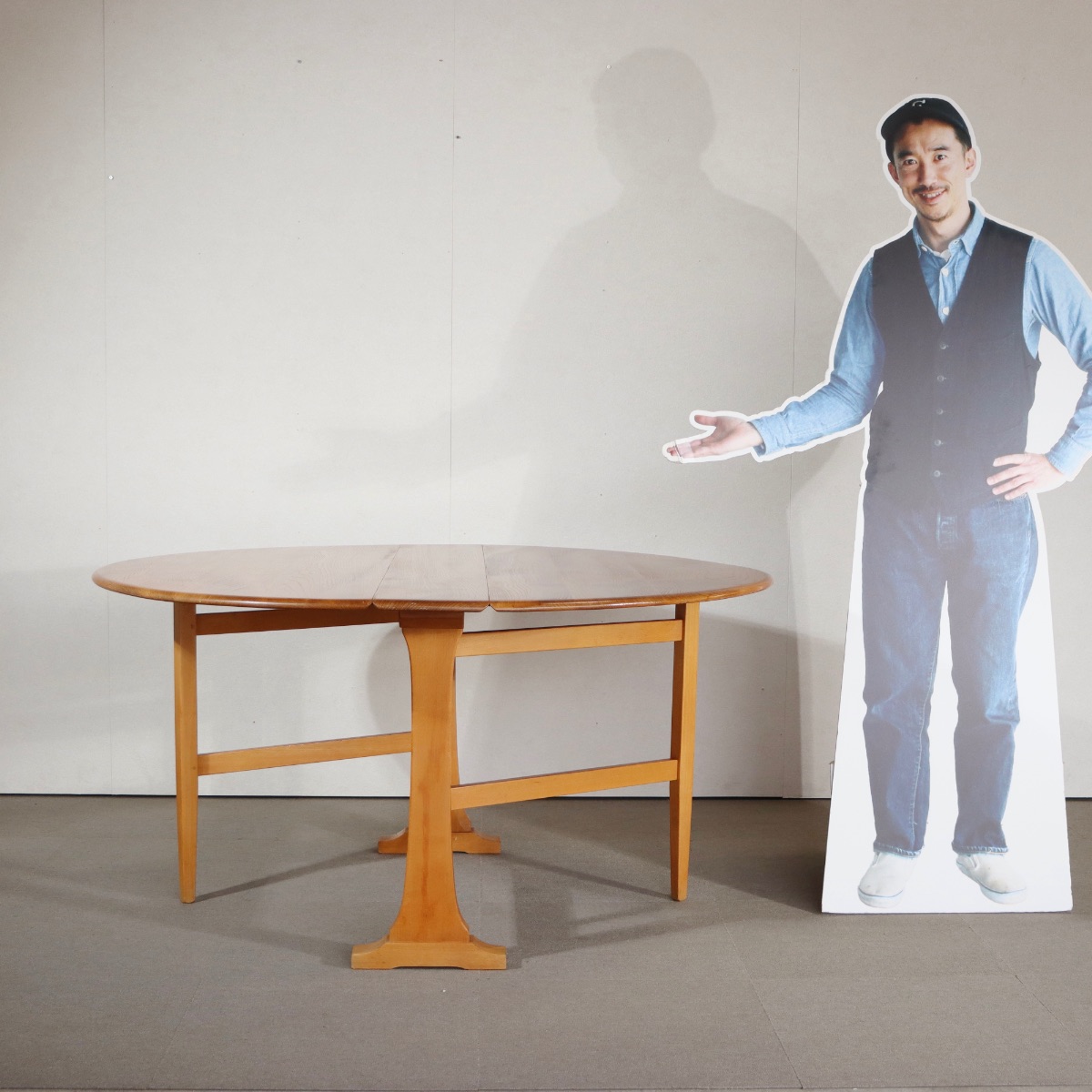 アーコールERCOLダイニングテーブル。空間の主役になるヴィンテージ家具。洗練された佇まい。