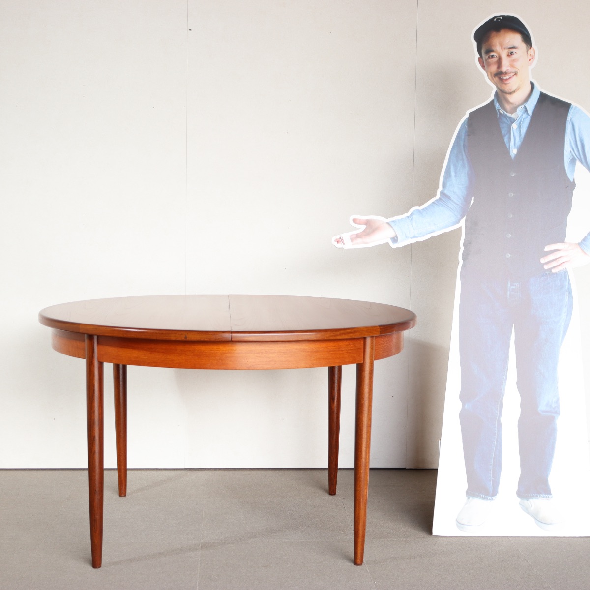 ジープランG-PLANラウンドダイニングテーブル。上質な木目が際立つヴィンテージ家具。所有する喜びを感じる一品。