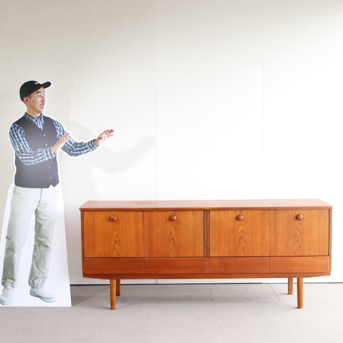 英国ヴィンテージのサイドボード