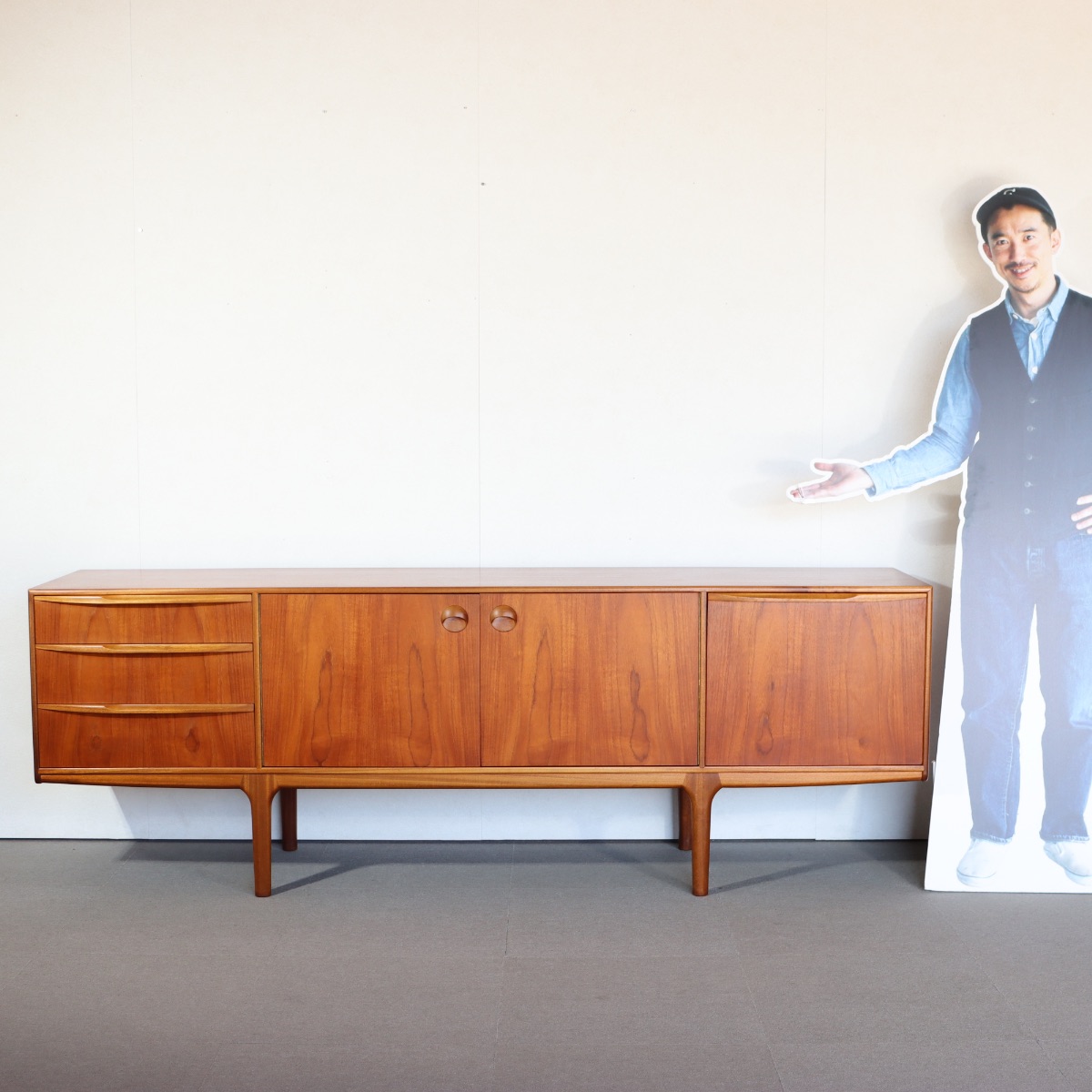 マッキントッシュDunfermlineサイドボード。チーク材の自然な木目が際立つヴィンテージ。洗練された一台。