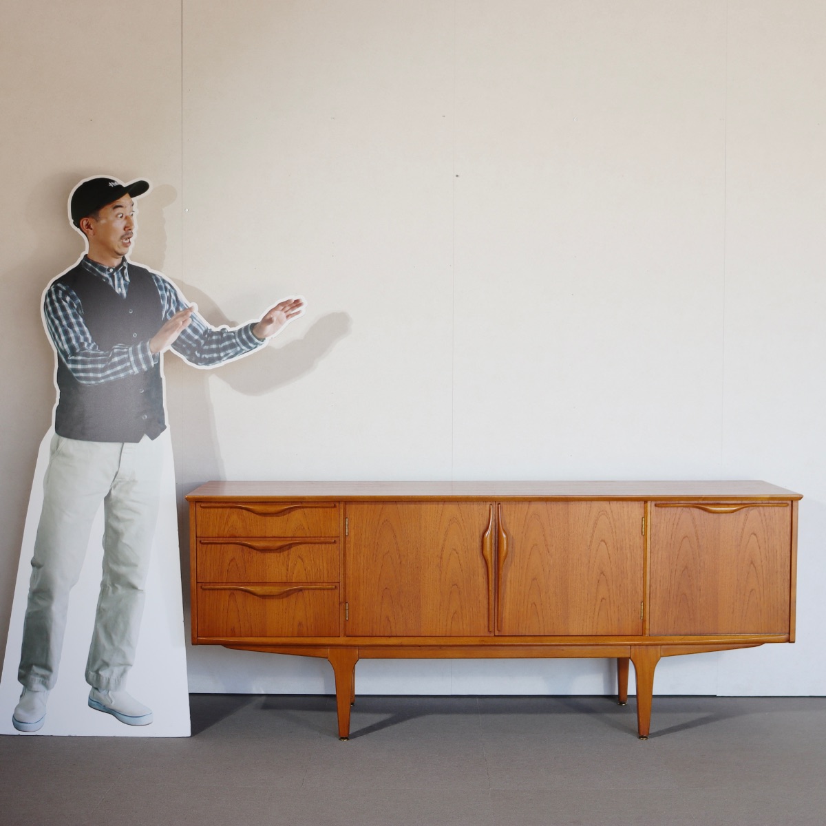 ジェンティークサイドボード。チーク材の深い色味が美しいヴィンテージ。空間に映える一台。