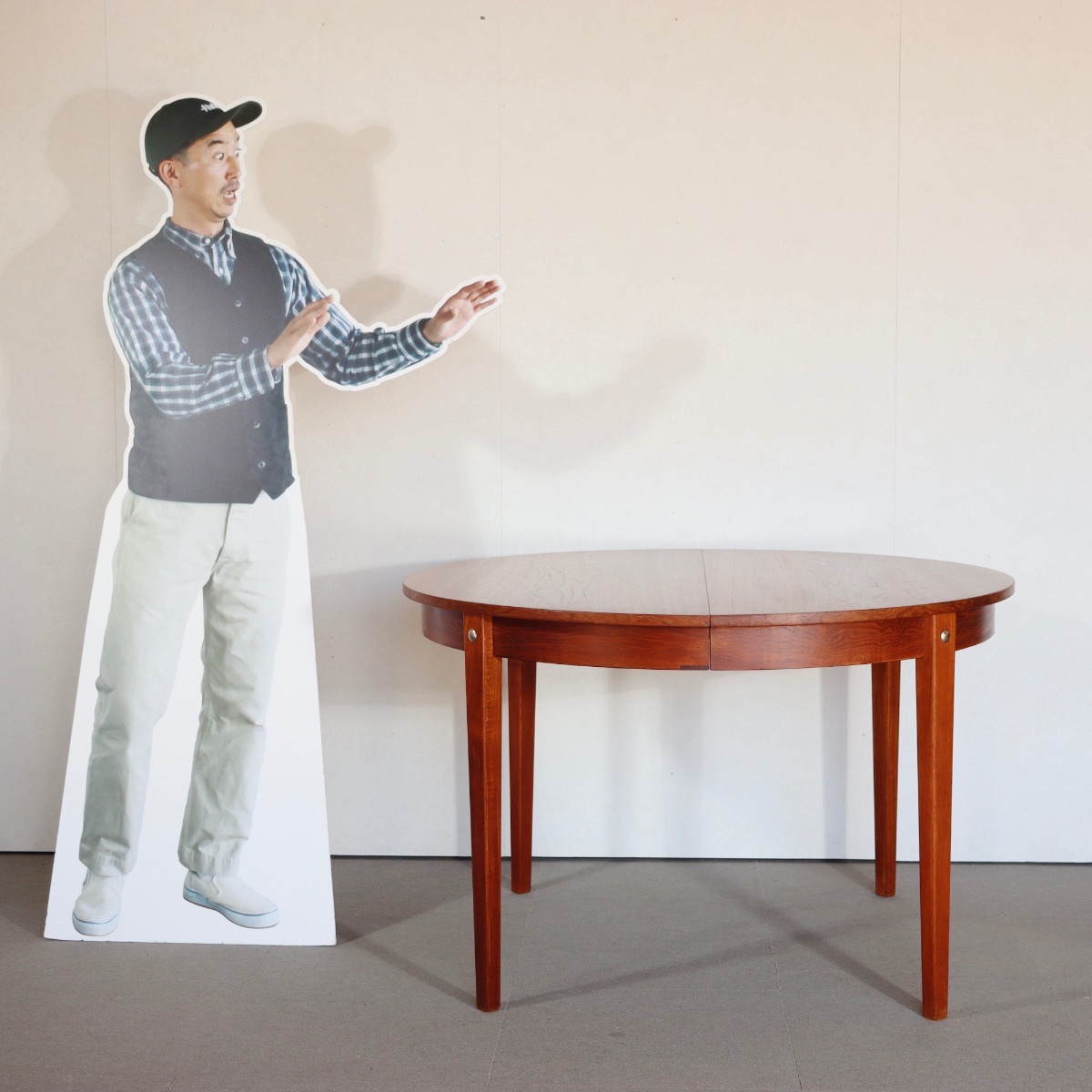 デンマーク製ダイニングテーブル。木の呼吸を感じるチーク材の北欧ヴィンテージ。自然と共にある上質な家具。