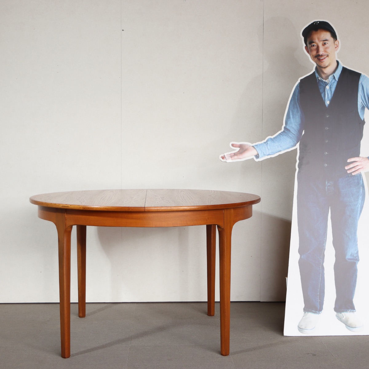 ネイサンラウンドダイニングテーブル。チーク材の豊かな色合いが魅力のヴィンテージ。高級感ある佇まい。