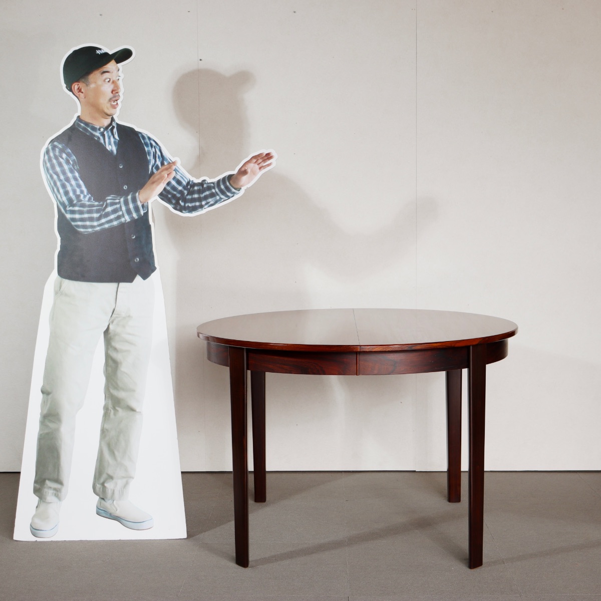 デンマーク製ラウンドダイニングテーブル。ローズウッドの高級感ある佇まい。長く使える上質なヴィンテージ。