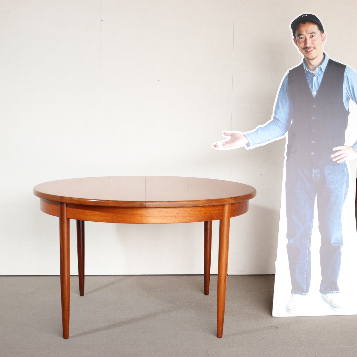 ジープランラウンドダイニングテーブル。チーク材の艶やかな質感が印象的なヴィンテージ。上質な存在感。