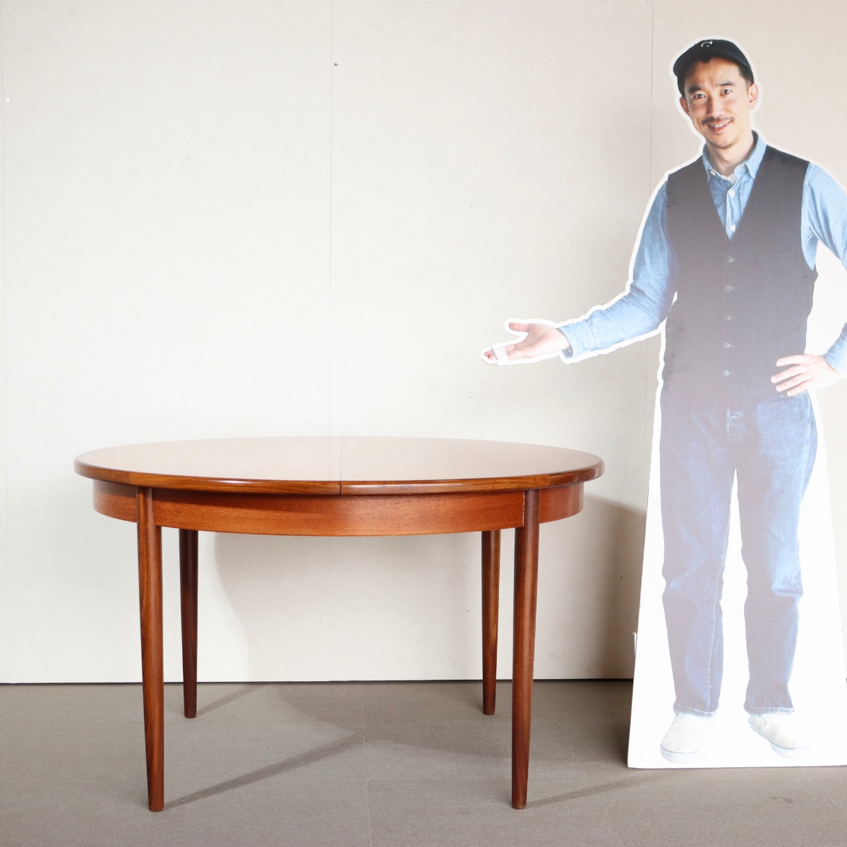 ジープランラウンドダイニングテーブル。チーク材の美しい木目が空間を引き立てるヴィンテージ。価値ある一台。