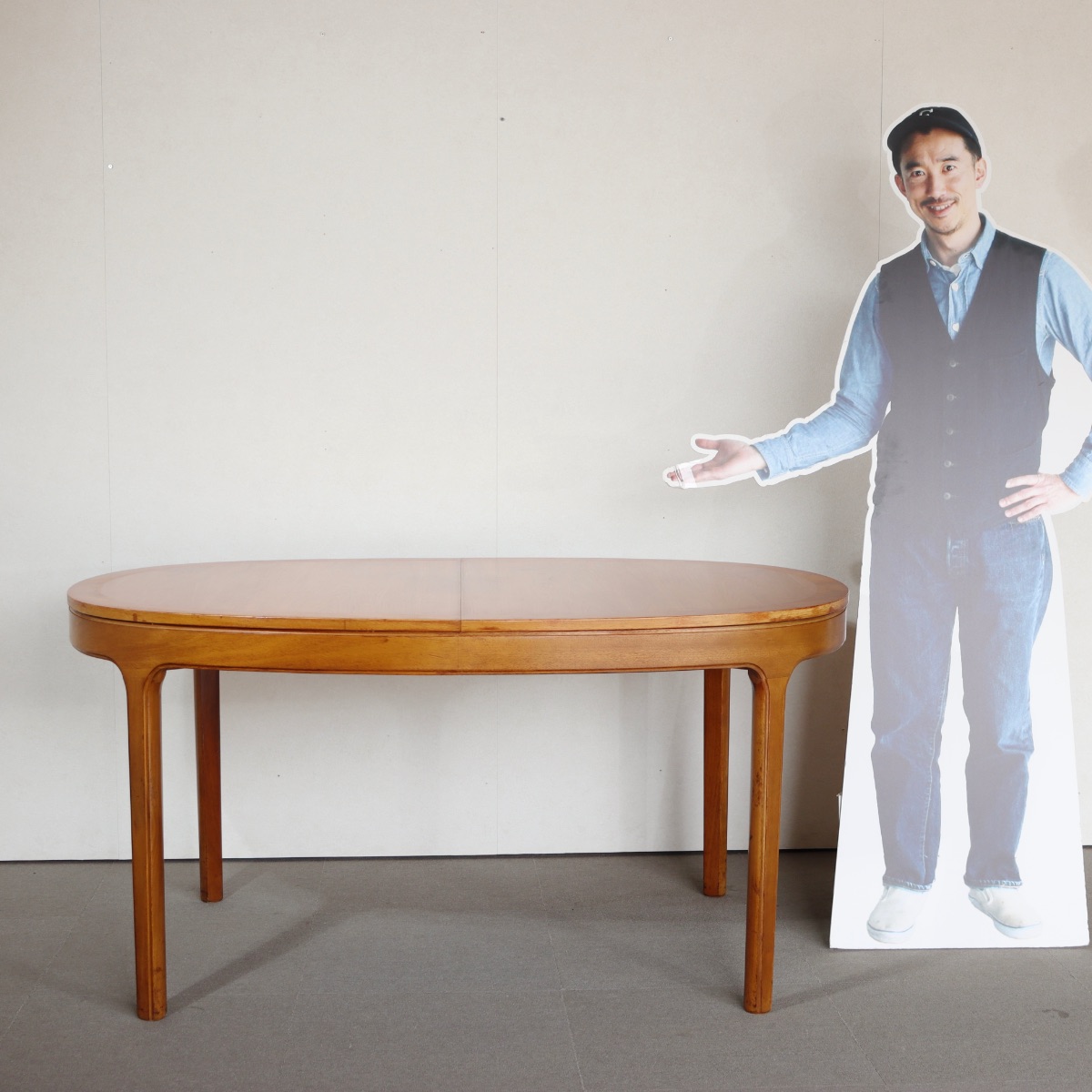 存在感のあるヴィンテージ家具。チーク材の上品な木目が印象的。