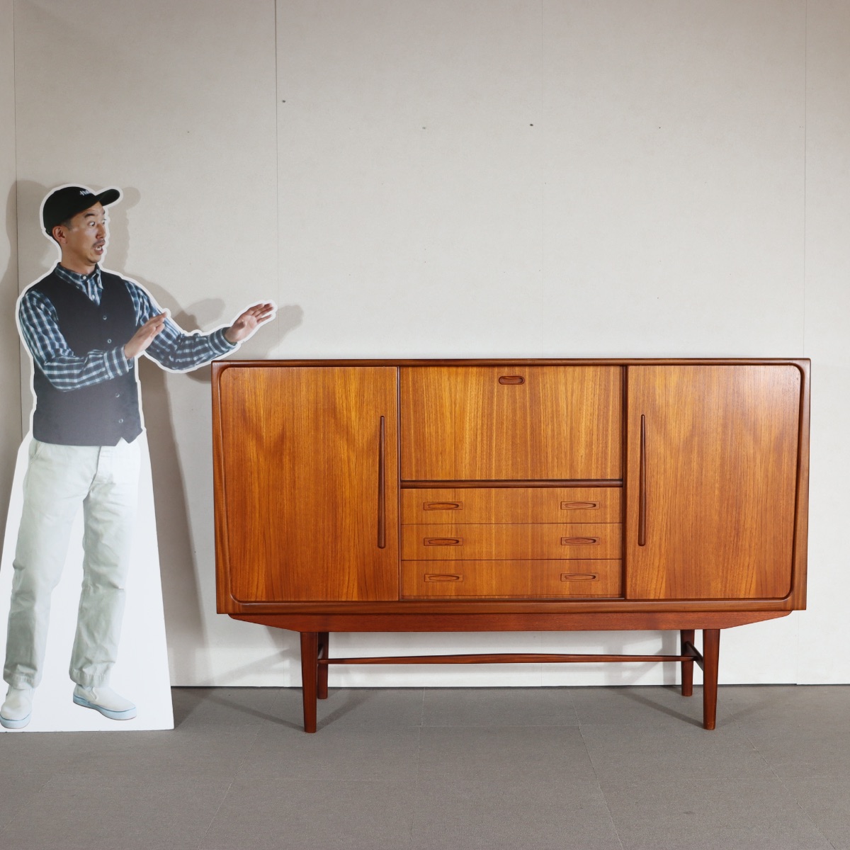 英国ヴィンテージのダイニングテーブル。チーク材の自然な艶が美しい北欧ヴィンテージ。静かに時を刻む上質な家具。