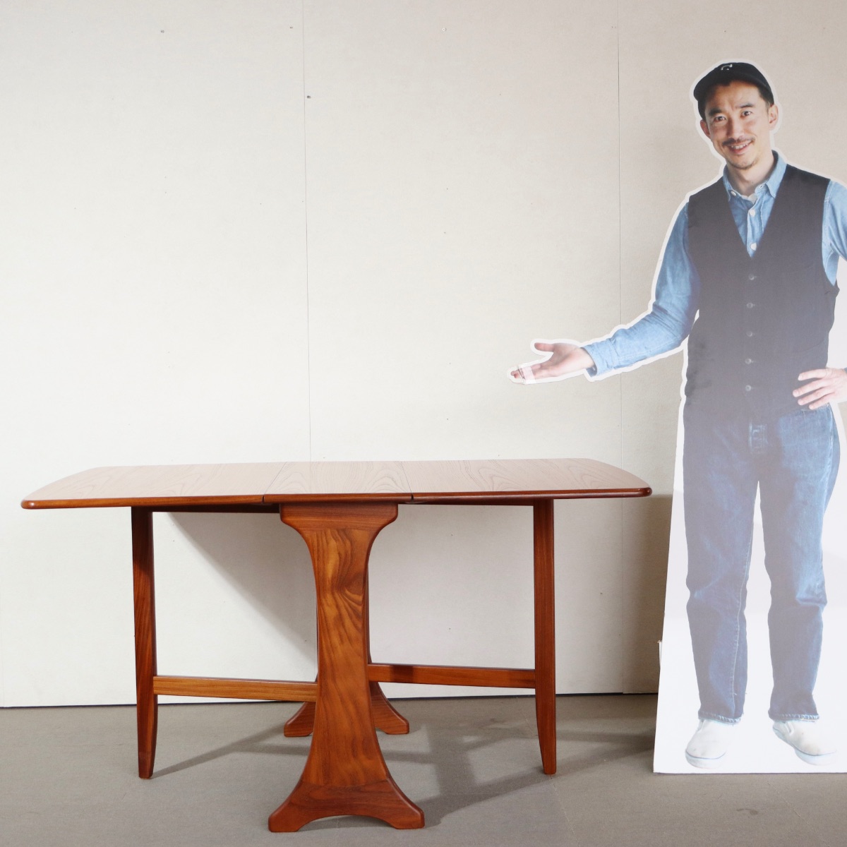 ジープランG-PLAN折り畳み式ダイニングテーブル。空間に品格を与えるヴィンテージ家具。美しい木目が映える。