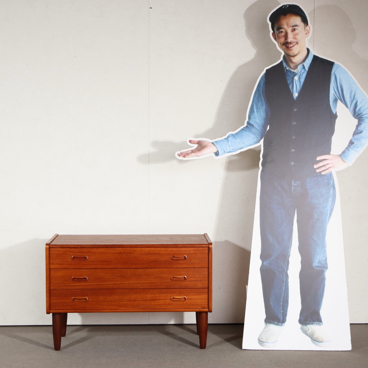 デンマーク製チェスト。空間の印象を高めるヴィンテージ家具。美しいチーク材の木目が魅力。