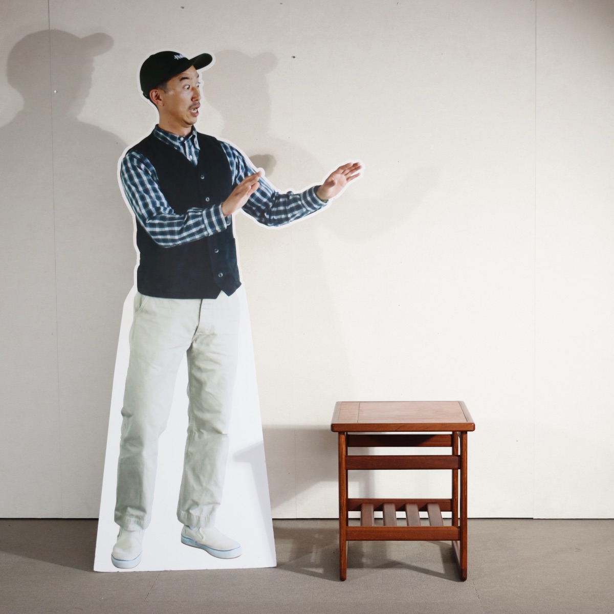 タイルトップコーヒーテーブル。洗練された印象のヴィンテージ家具。長く愛用できる上質さ。