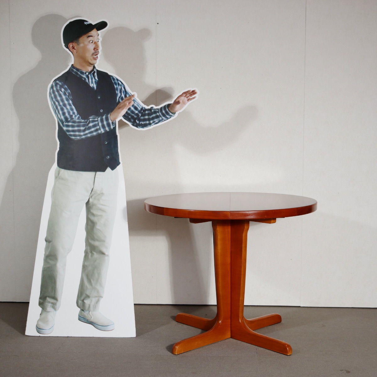 デンマーク製ダイニングテーブル。チーク材の深みある色調が美しいヴィンテージ。空間に映える一品。