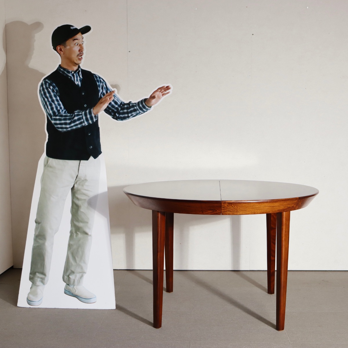 デンマーク製ダイニングテーブル。空間の印象を高めるヴィンテージ家具。ローズウッドの木目が魅力。