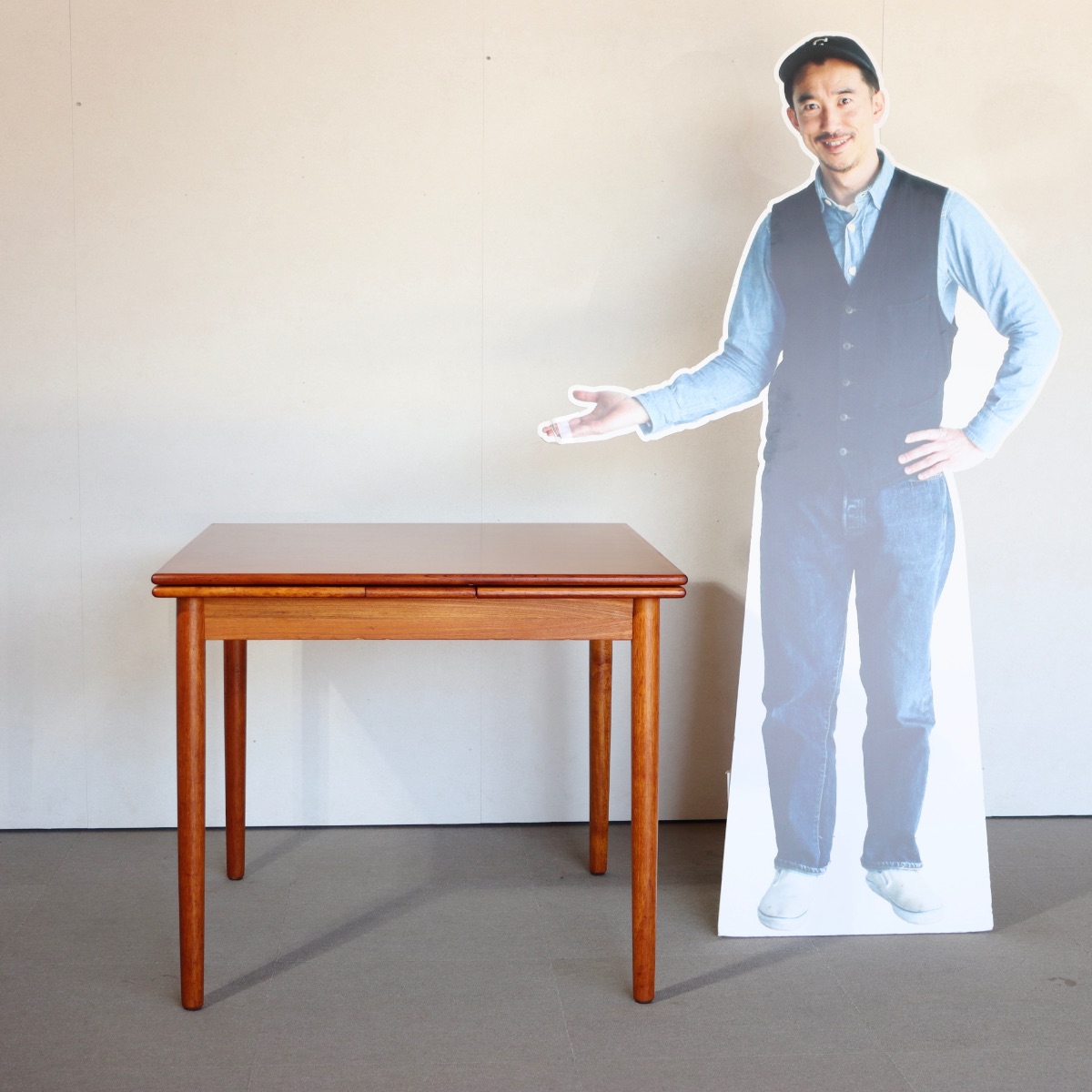 デンマーク製ダイニングテーブル。チーク材の自然な艶が印象的なヴィンテージ。高級感漂う佇まい。