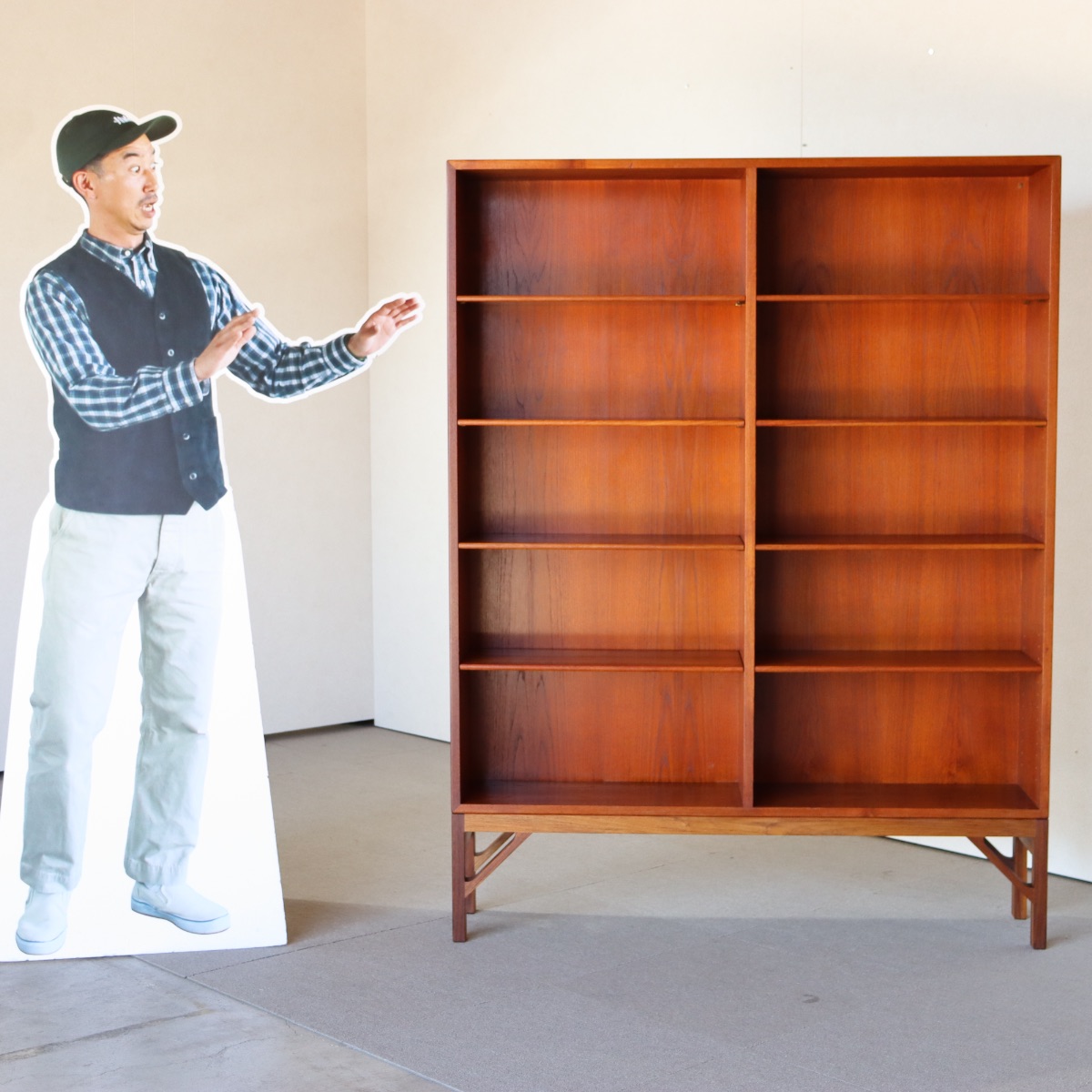 ボーエモーゲンセンブックケース。チーク材の木目が際立つヴィンテージ。所有する価値を感じる一品。