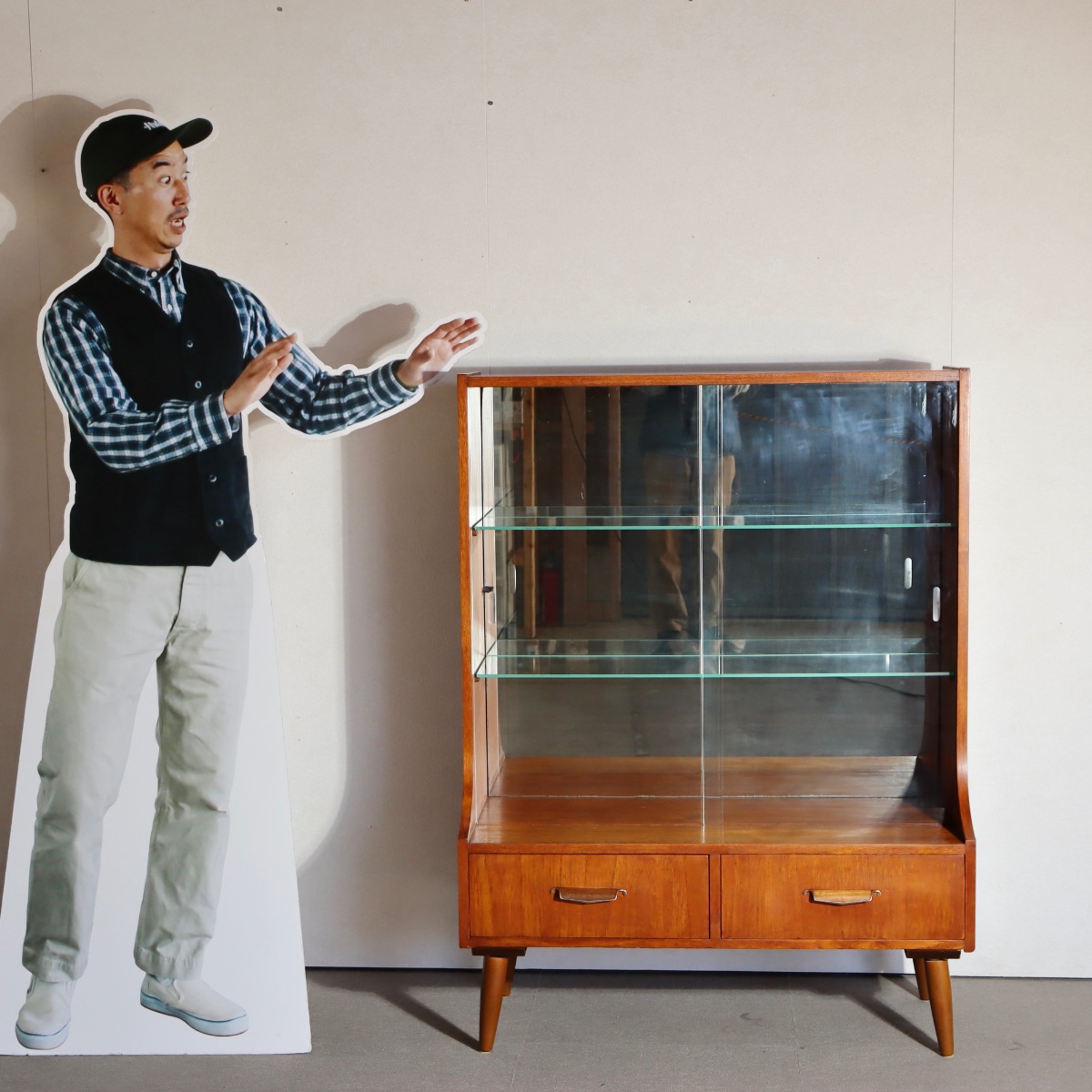 チーク材キャビネット。高級感ある仕上がりのヴィンテージ家具。美しい木目が魅力。