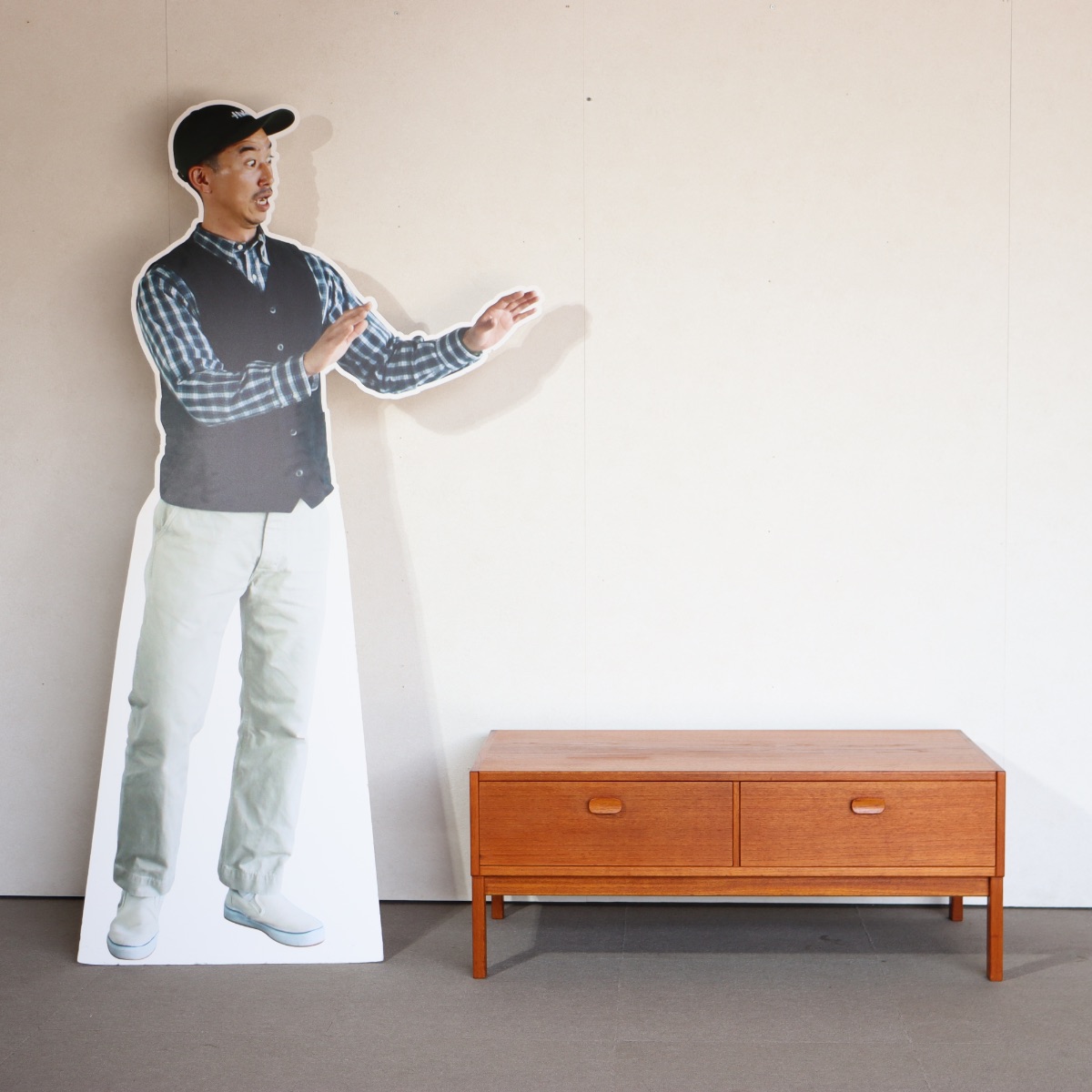 UlfertsTibroのコンソール。上質な質感が魅力のヴィンテージ家具。空間に映える存在感。