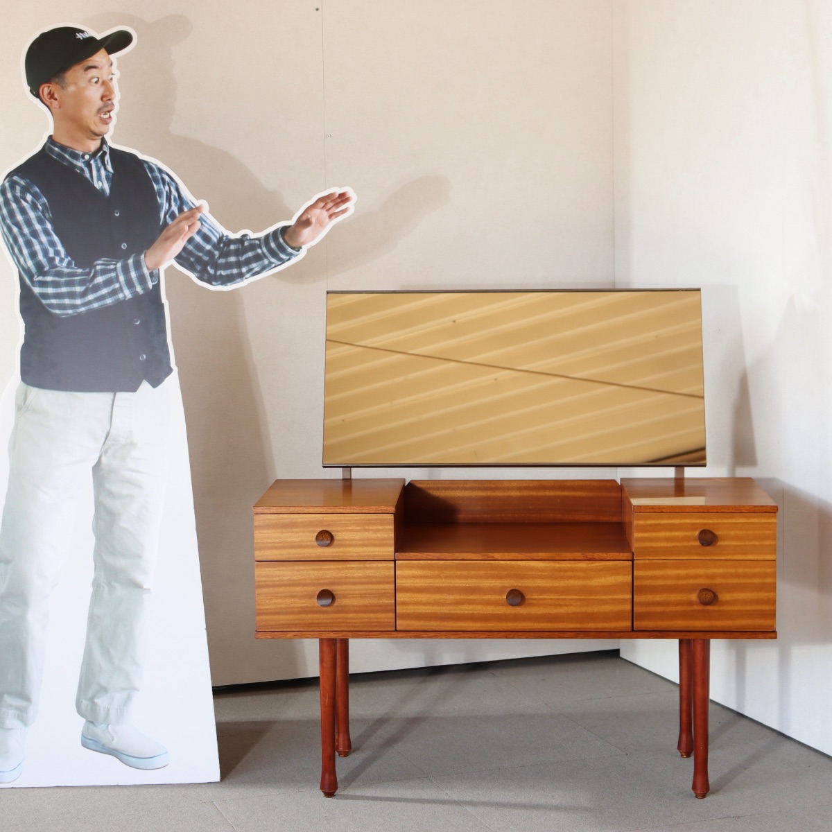 アヴァロンAVALON製ドレッサー。深い艶と温もりを併せ持つチーク材北欧ヴィンテージ。落ち着いた美しさが魅力。