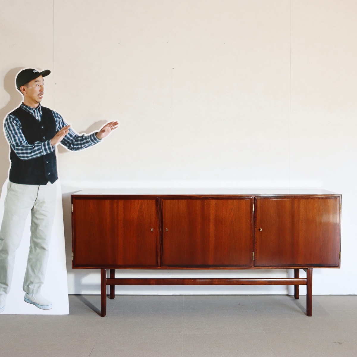 OleWanscherサイドボード。空間の主役になるヴィンテージ家具。ローズウッドによる洗練された佇まい。