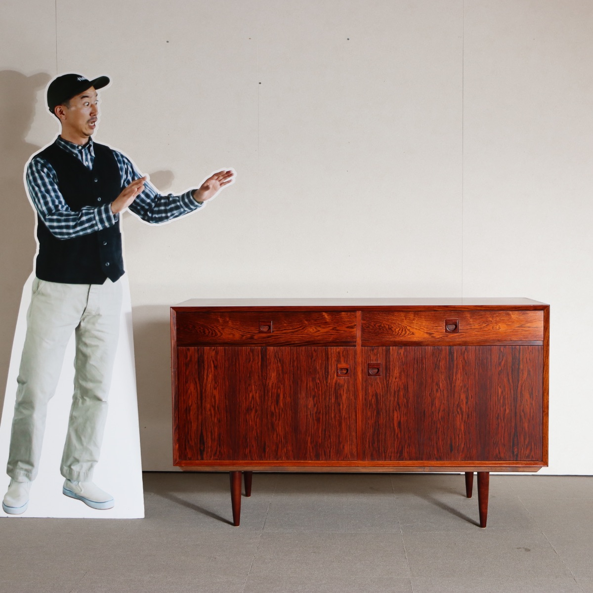 ErikBrouerサイドボード。上品な木目が際立つヴィンテージ家具。長く使える一台。
