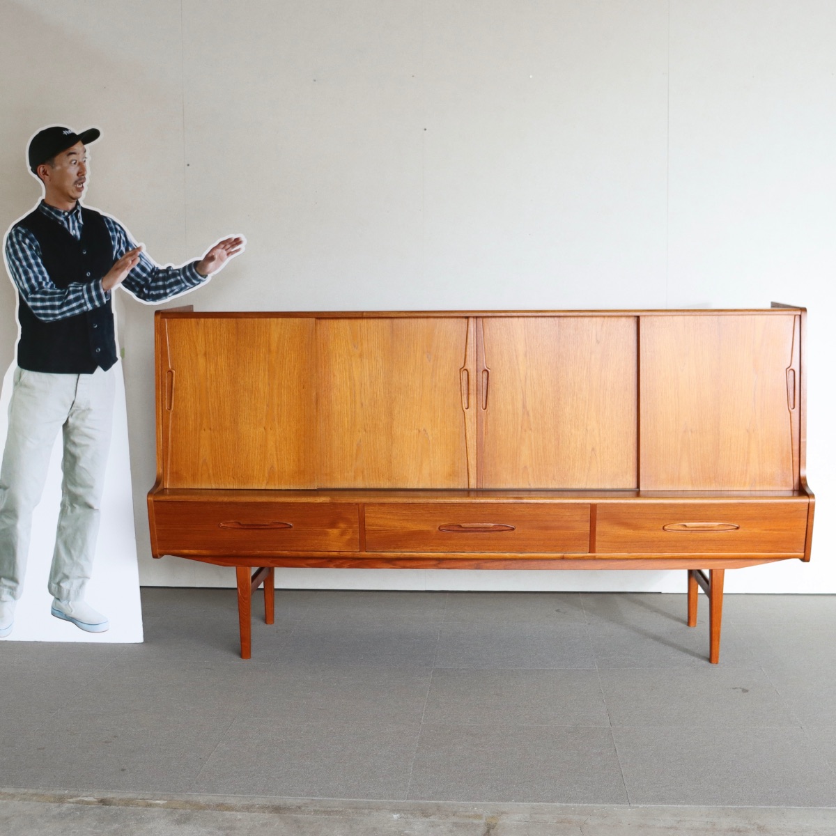 デンマーク製ハイボード。チーク材の深い艶が映えるヴィンテージ。価値を感じる仕上がり。