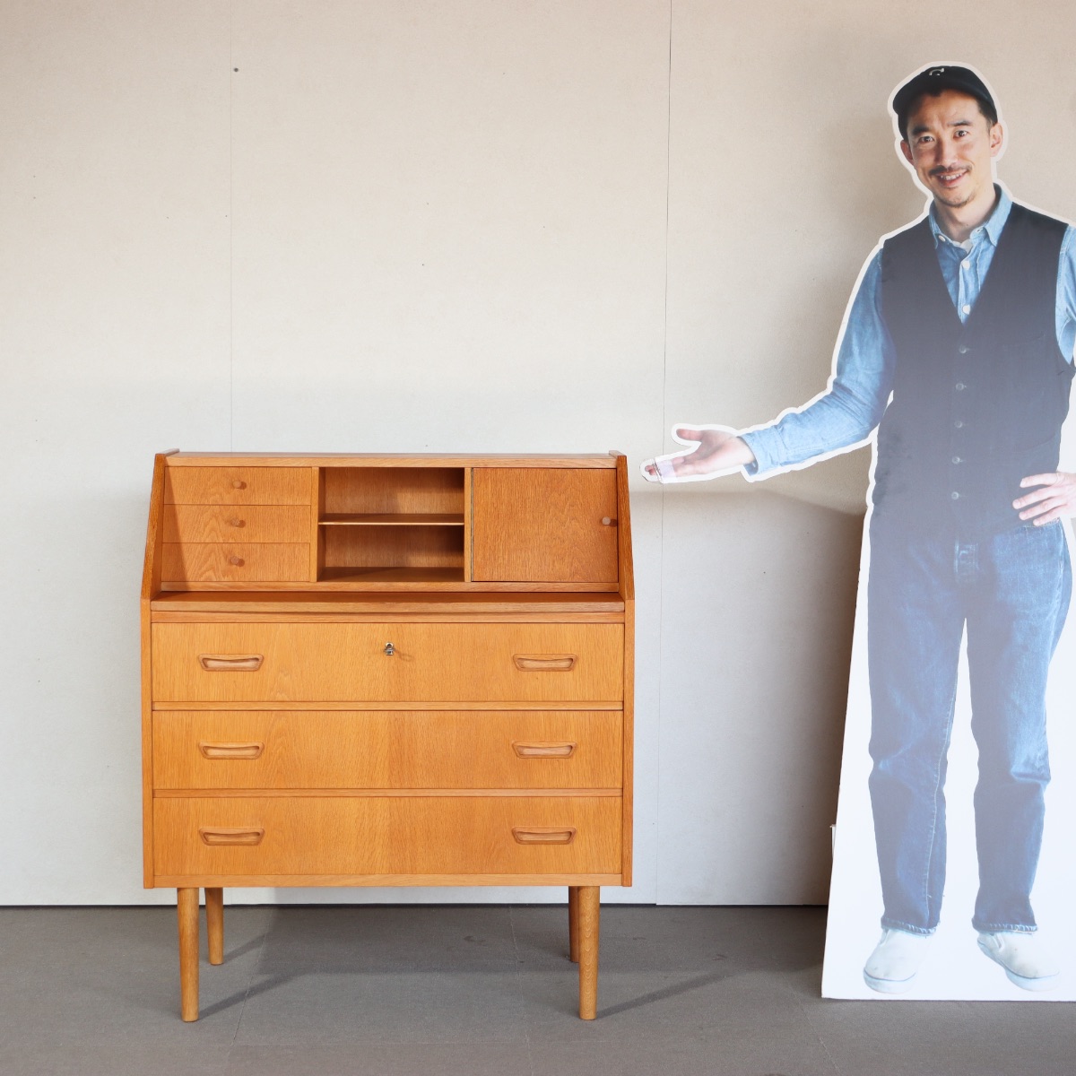 デンマーク製ビューロー。オーク材の深い色味が印象的なヴィンテージ。空間に映える佇まい。