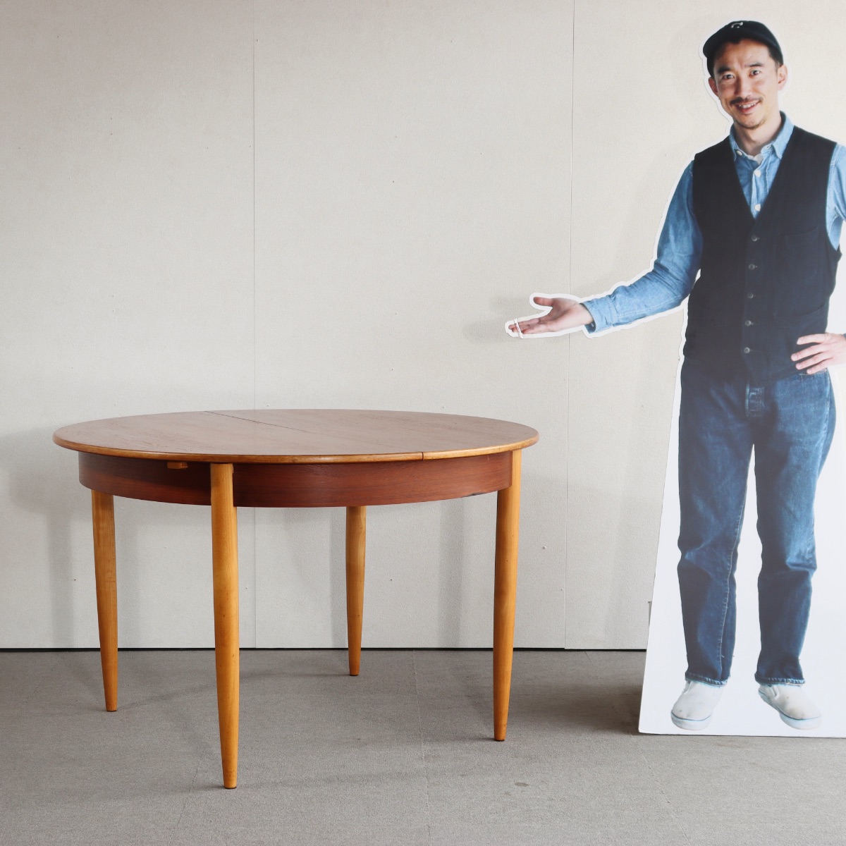 英国ヴィンテージのダイニングテーブル