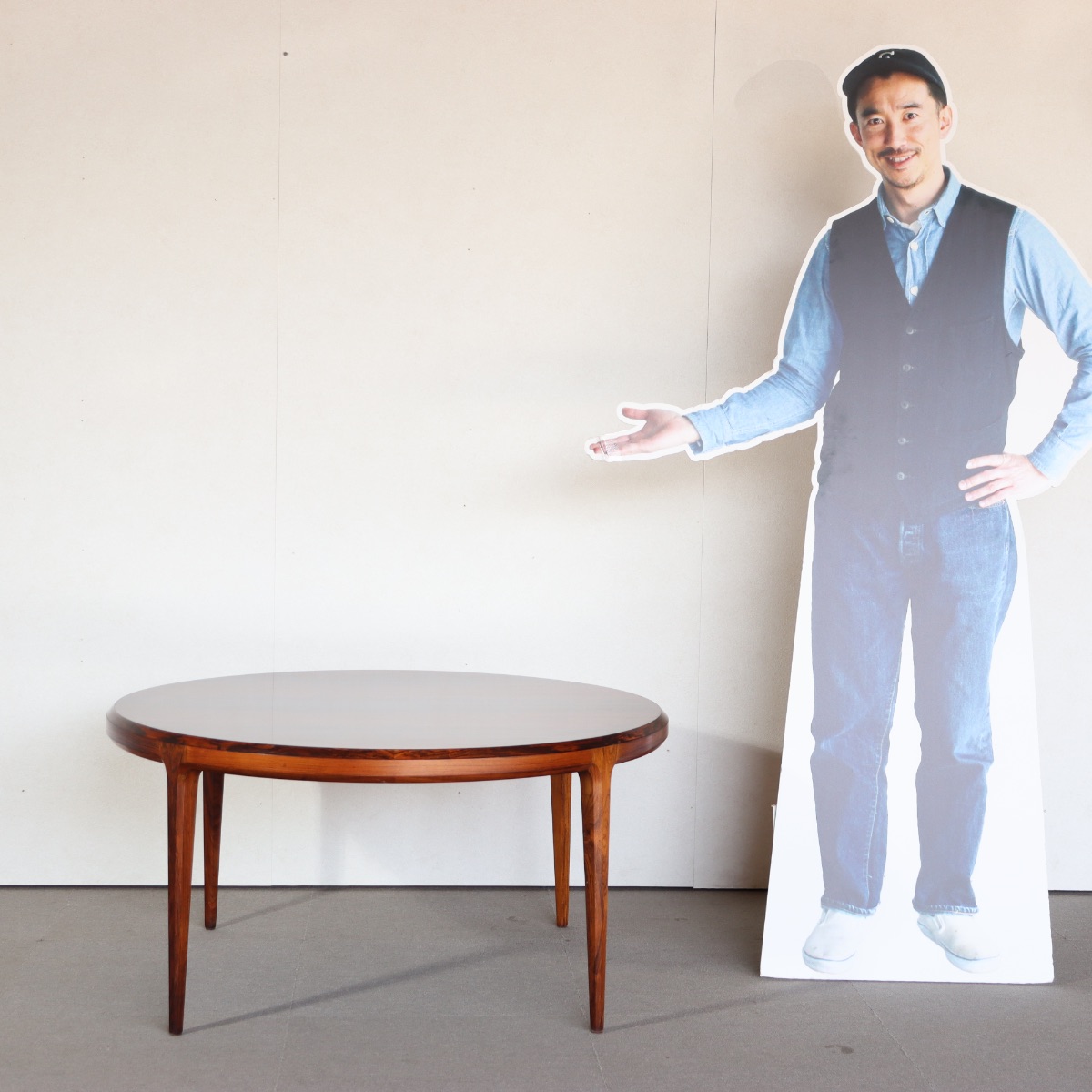 デンマーク製ラウンドコーヒーテーブル。高級感漂うヴィンテージ家具。上質な佇まいが印象的。