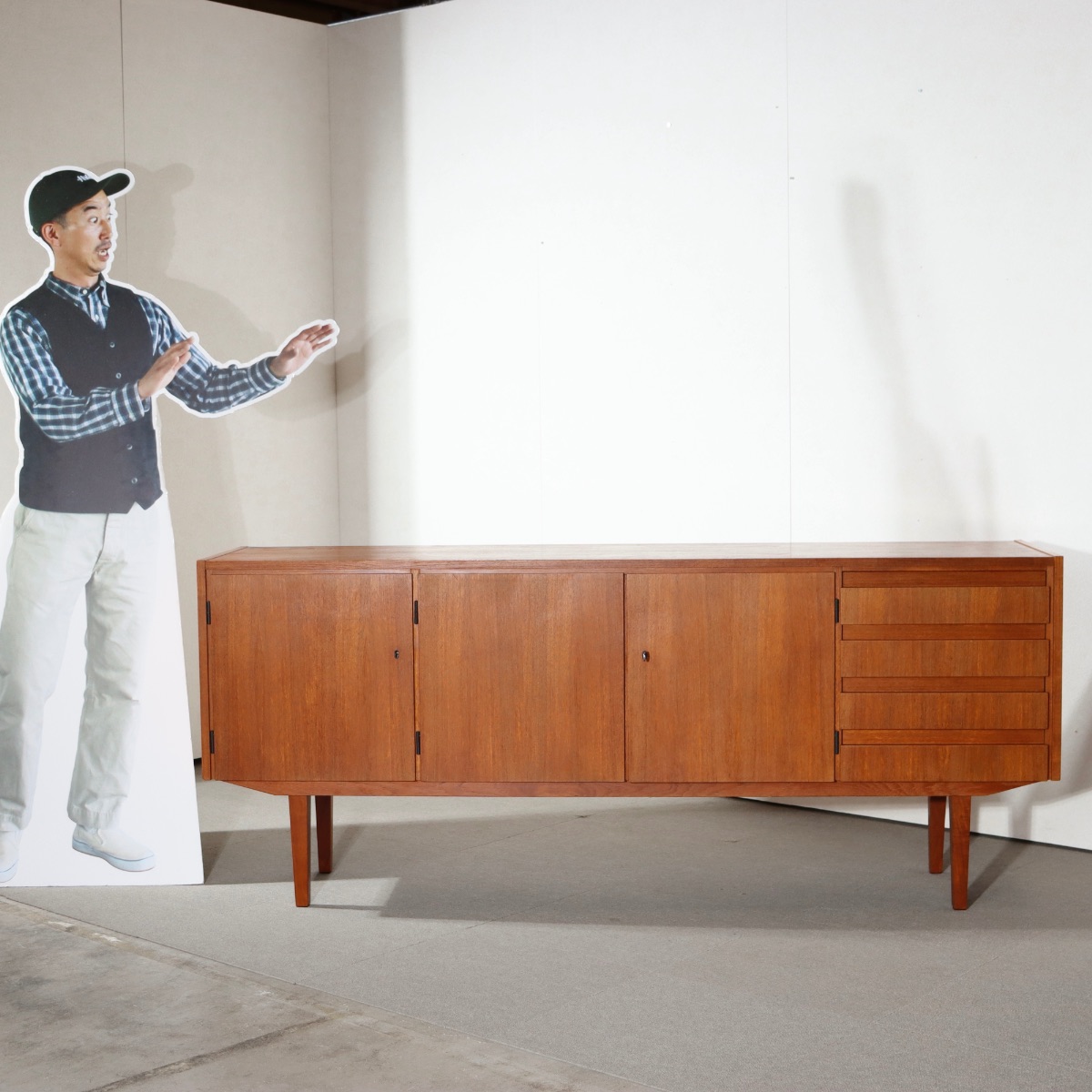 デンマーク製サイドボード。木の温もりが伝わるチーク材北欧ヴィンテージ。自然体の上質さを感じる。