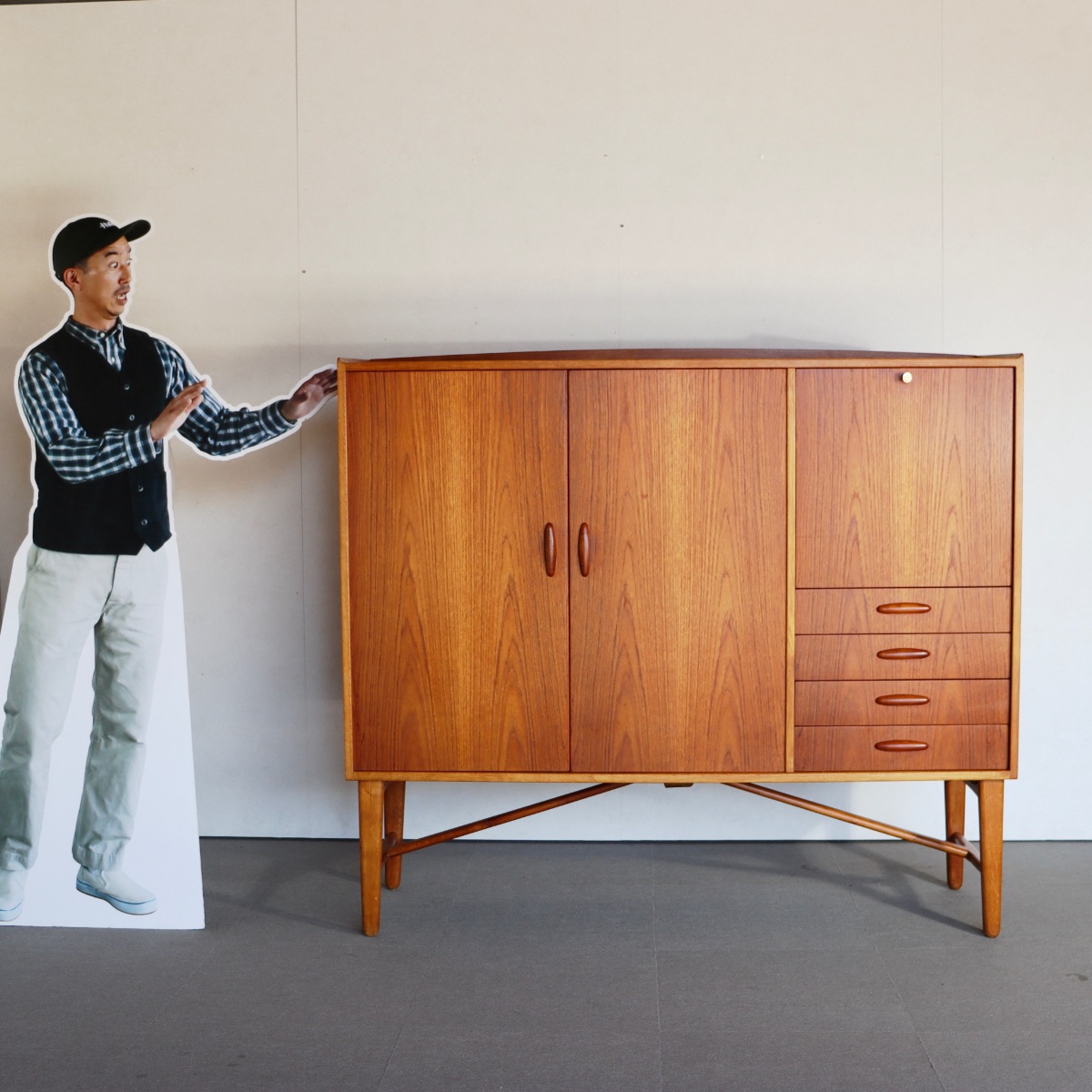 デンマーク製ハイボード。高級感ある仕上がりのヴィンテージ家具。長く愛用できる一台。