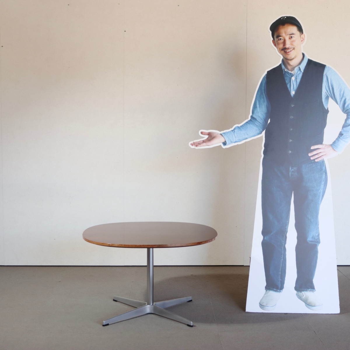 アルネヤコブセンコーヒーテーブル。洗練された印象のヴィンテージ家具。上品な存在感が魅力。
