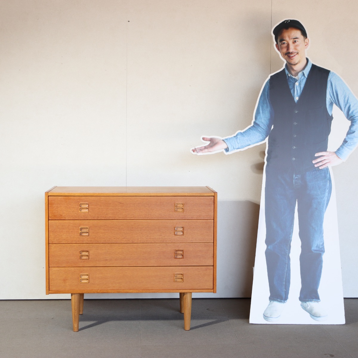 デンマーク製４段チェスト。上質な佇まいが魅力のヴィンテージ家具。高級感ある存在感。