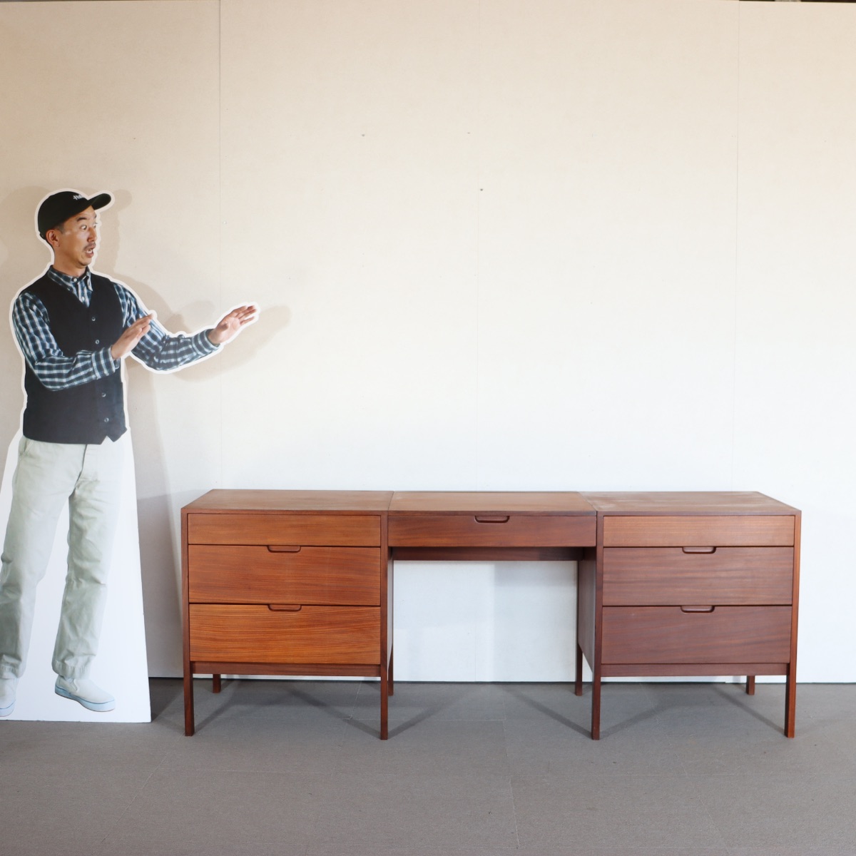 リチャード・ホーンビーデザインのサイドボード。 経年の風合いが心地よいチーク材北欧ヴィンテージ。