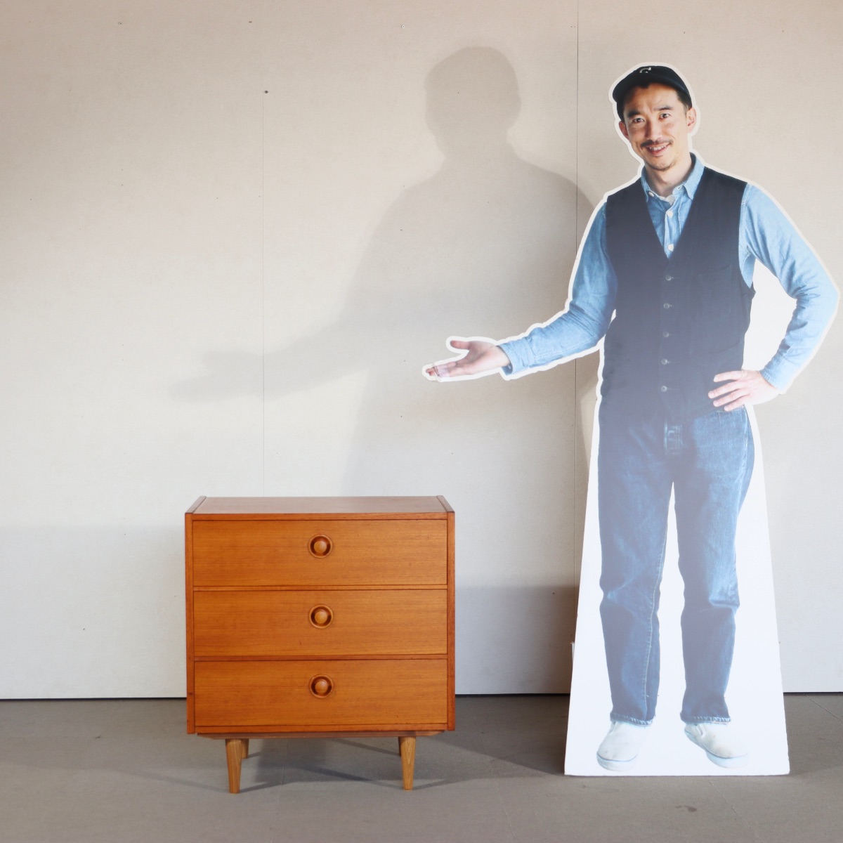 デンマーク製3段チェスト。上質な質感が際立つヴィンテージ家具。存在感ある佇まい。