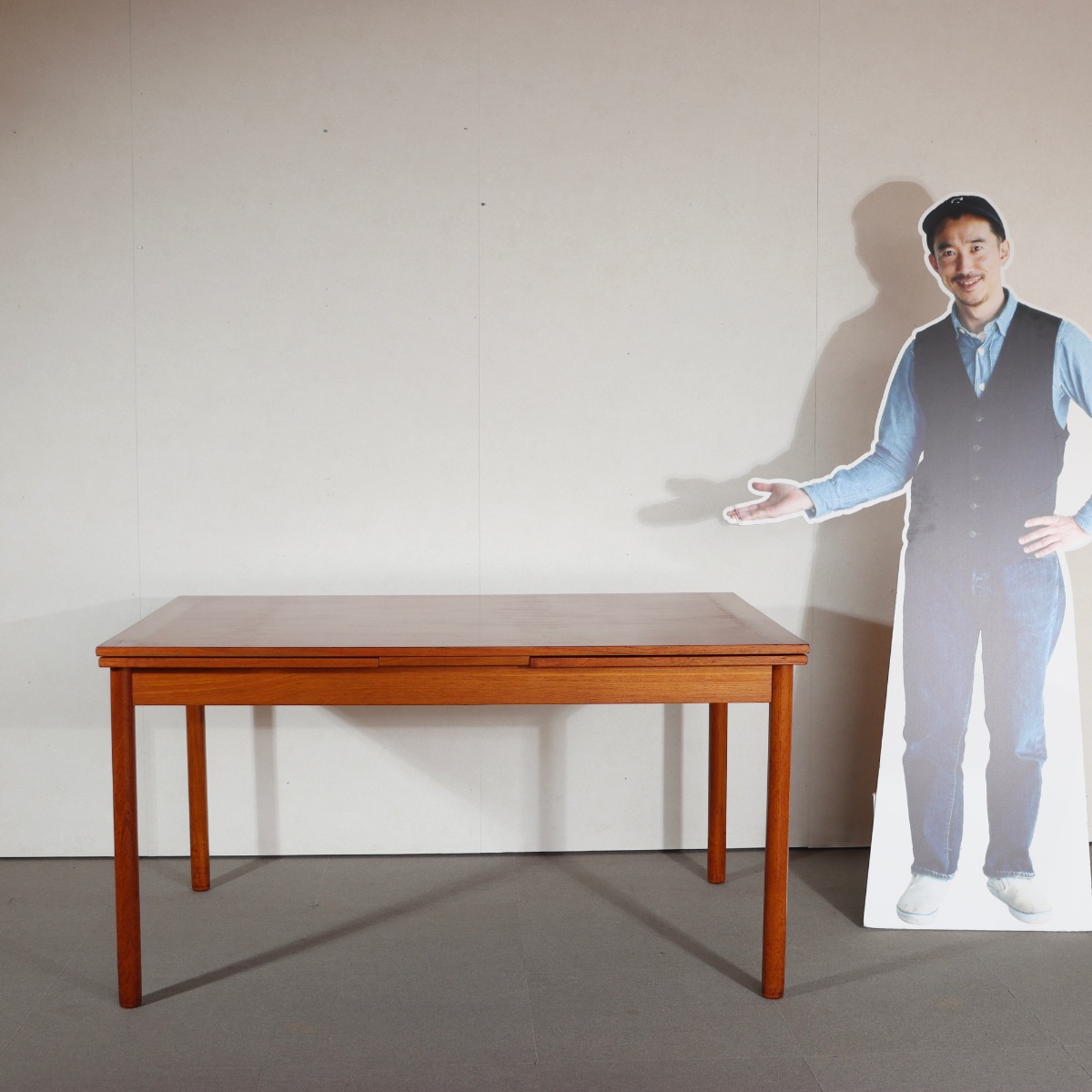 デンマーク製ダイニングテーブル。チーク材の上質な艶が空間に溶け込む北欧ヴィンテージ。静かな美しさを纏う。