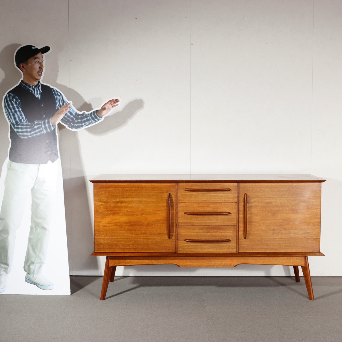 アルフレッドコックスalfredcoxのサイドボード。木目の美しさと優しい艶が印象的な北欧ヴィンテージ。落ち着いた品格が漂う。