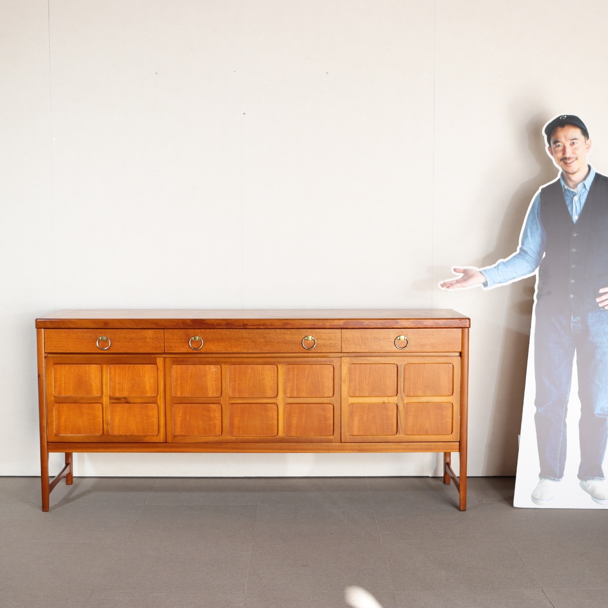 ネイサン製サイドボード。自然な艶をまとったチーク材北欧ヴィンテージ。控えめな上質感が心地よい。