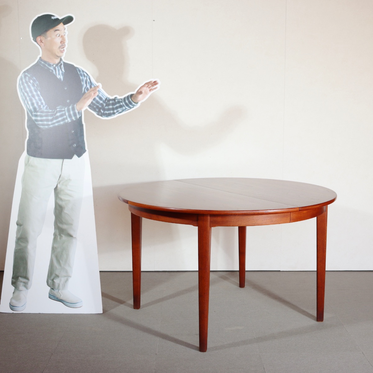 デンマーク製ダイニングテーブル。 木目の美しさと優しい艶が印象的な北欧ヴィンテージ。落ち着いた品格が漂う。