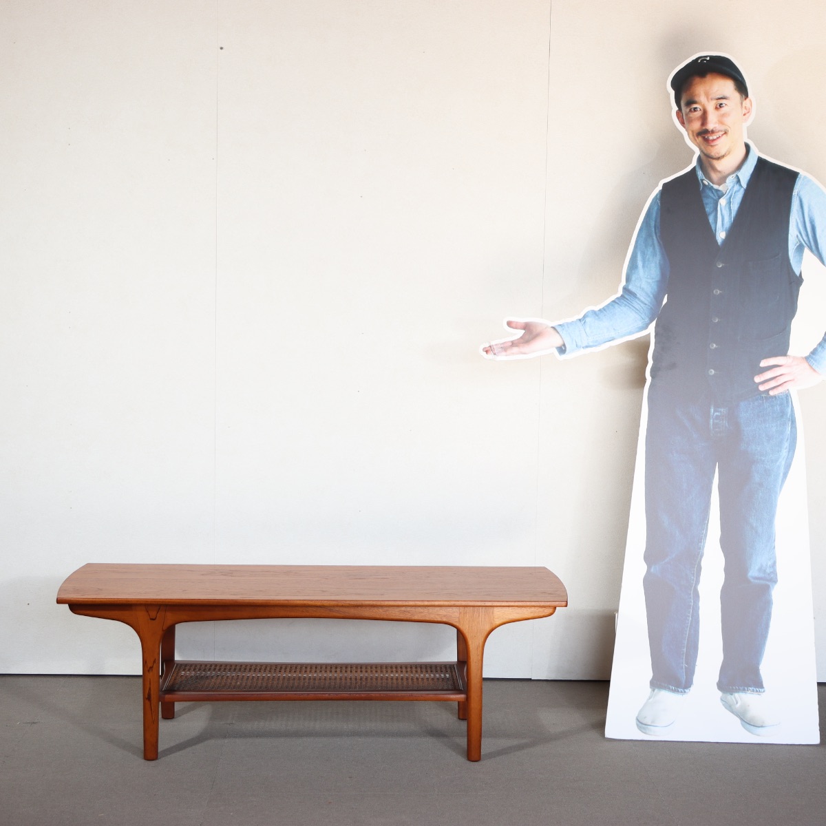 ジェンティーク製コーヒーテーブル。木の温もりを感じるチーク材北欧ヴィンテージ。柔らかな雰囲気を纏う一台。