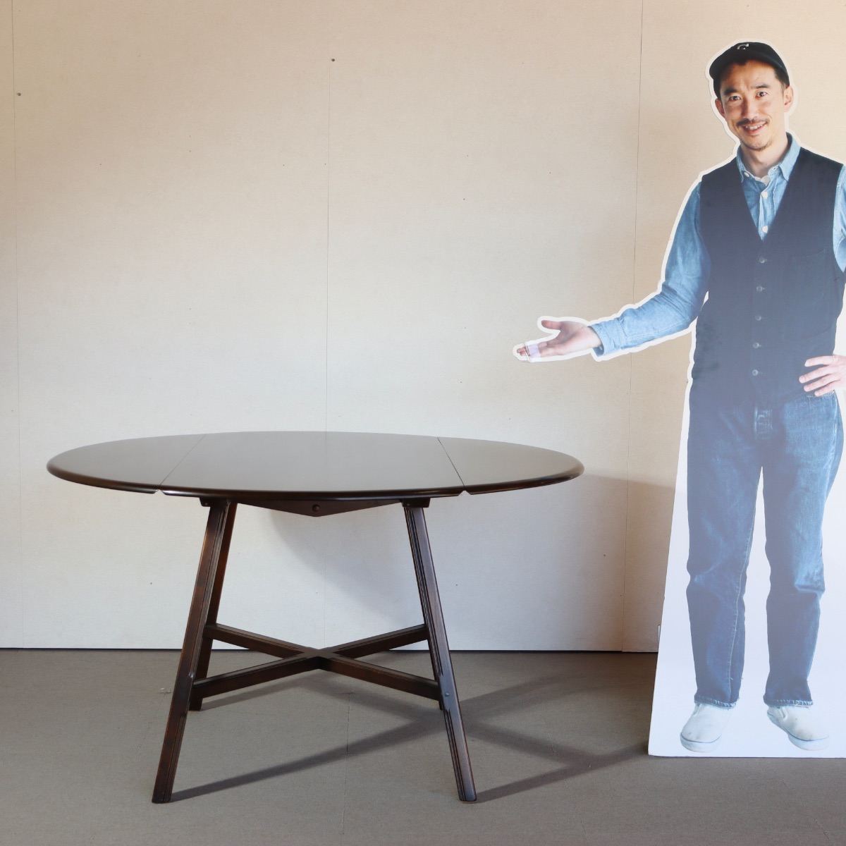 アーコールのダイニングテーブル。チーク材の落ち着いた色味が印象的な北欧ヴィンテージ。上品な佇まい。