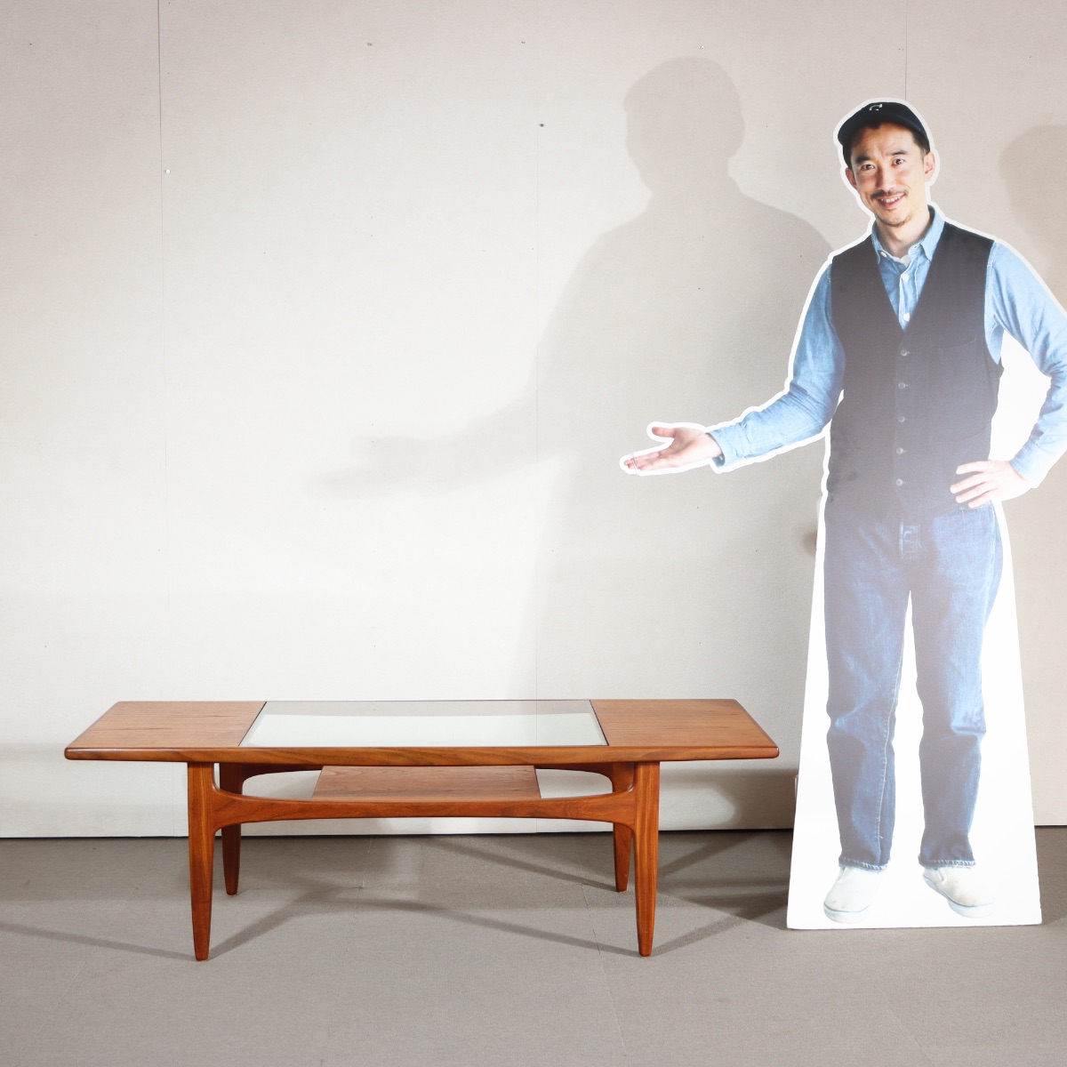 ジープラン製コーヒーテーブル。深みあるチーク材が空間に馴染む北欧ヴィンテージ。静かに佇む一台。