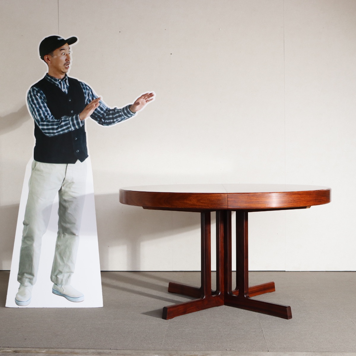 デンマーク製ダイニングテーブル。上品な佇まいが印象的なヴィンテージ家具。高級感ある存在。