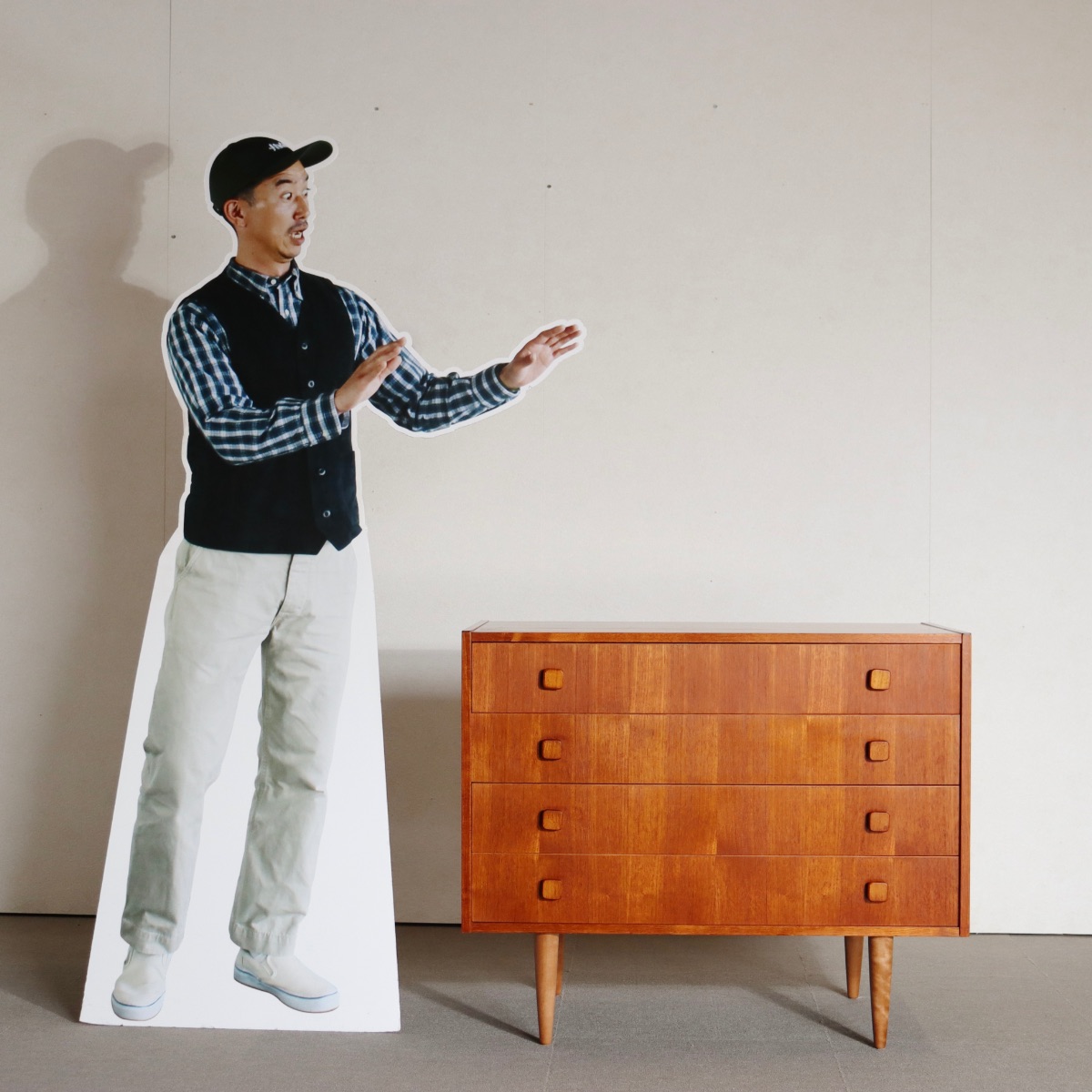 デンマーク製チェスト。チーク材の深みある色合いが魅力のヴィンテージ。洗練された存在。