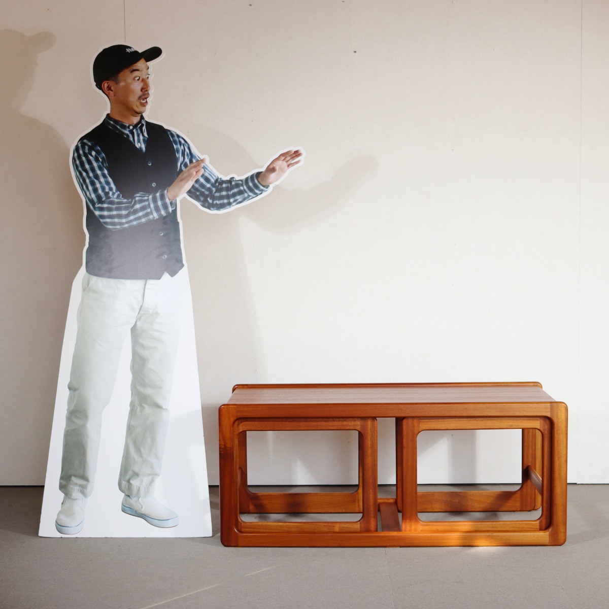 マッキントッシュ製ネストテーブル。チーク材の自然な風合いが魅力の北欧ヴィンテージ。静かな美しさ。