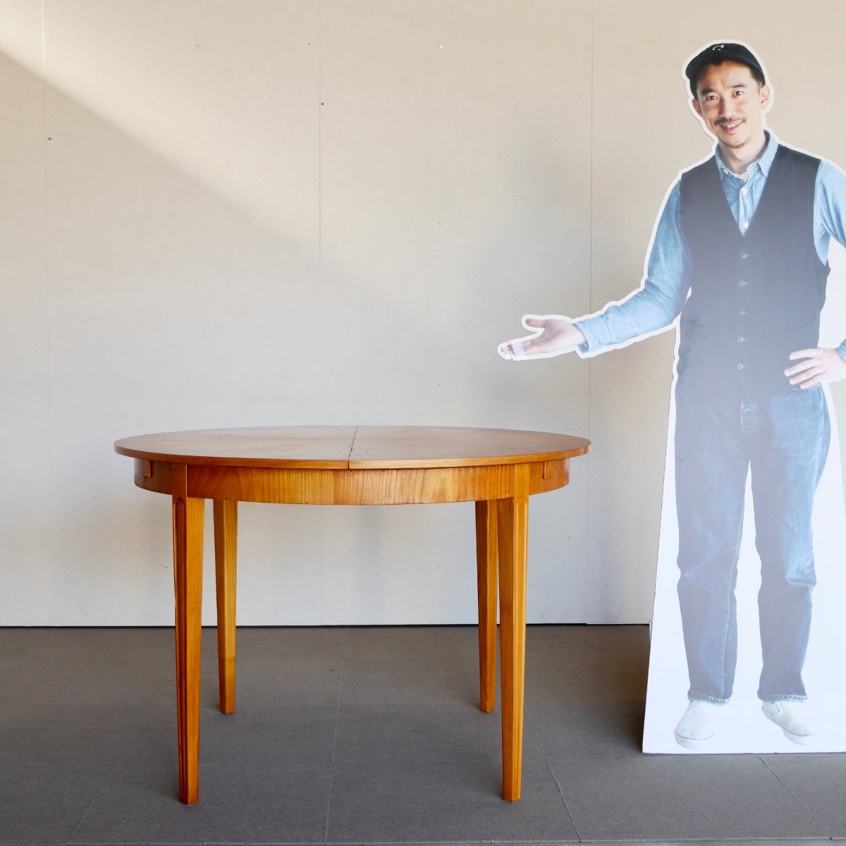 デンマーク製ダイニングテーブル。高級感ある仕上がりのヴィンテージ家具。空間に映える。