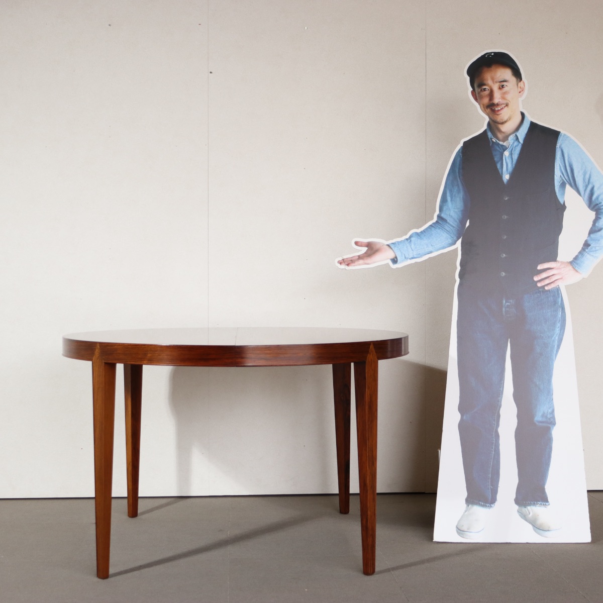ダイニングテーブルbySeverinHansen。穏やかな色合いと自然な質感が魅力のヴィンテージ家具。静かな存在感が際立つ。 