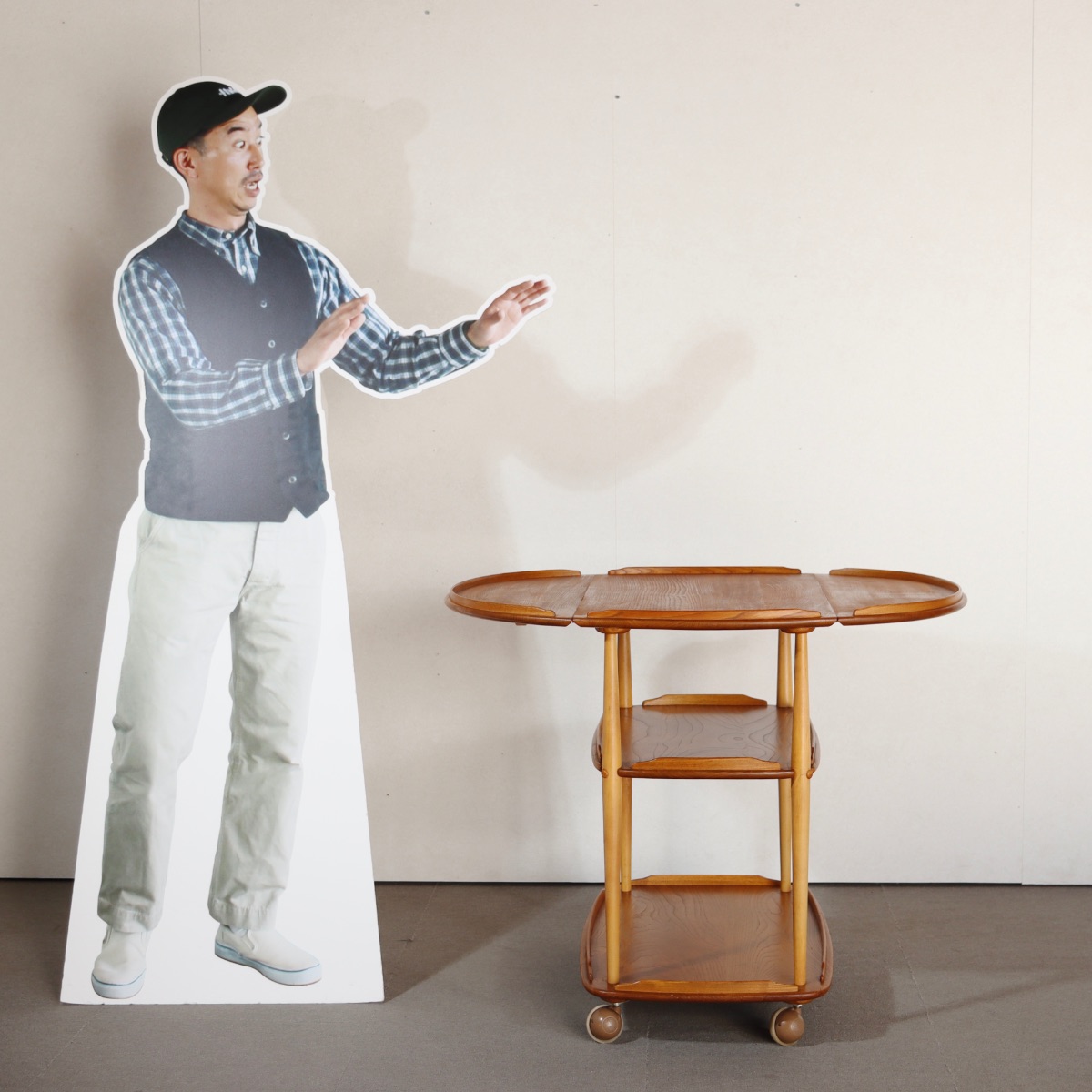 アーコールERCOL製トロリー。木目の揺らぎが美しい北欧ヴィンテージ。自然な温もり。