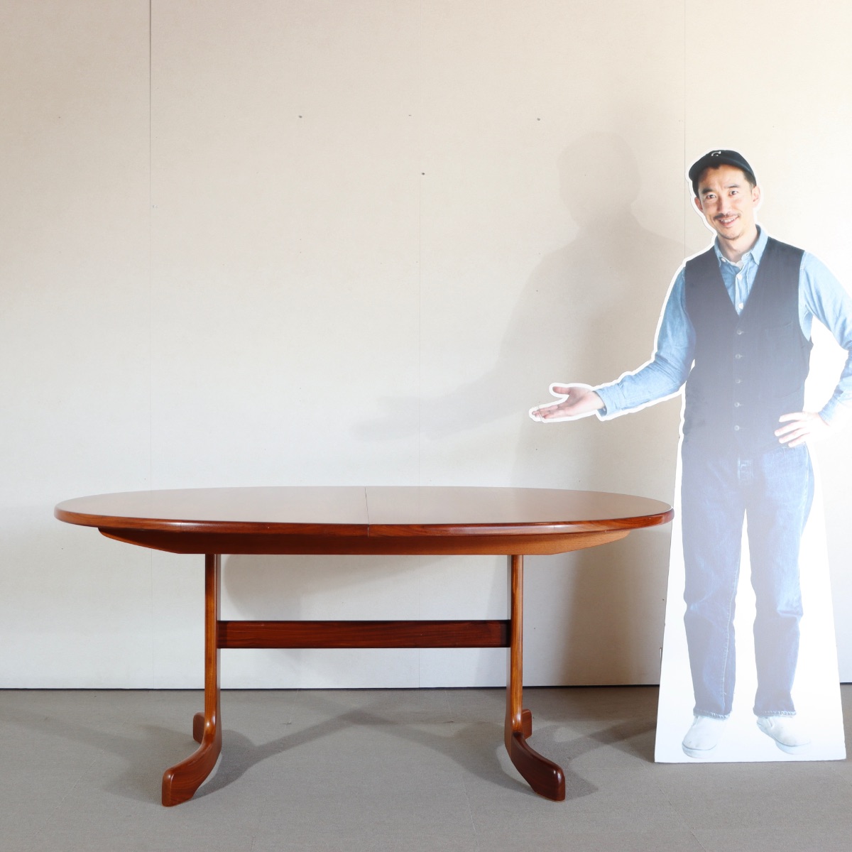 ジープランG-PLAN製オーバル型ダイニングテーブル。穏やかな艶をもつチーク材北欧ヴィンテージ。静かに時を刻む一台。