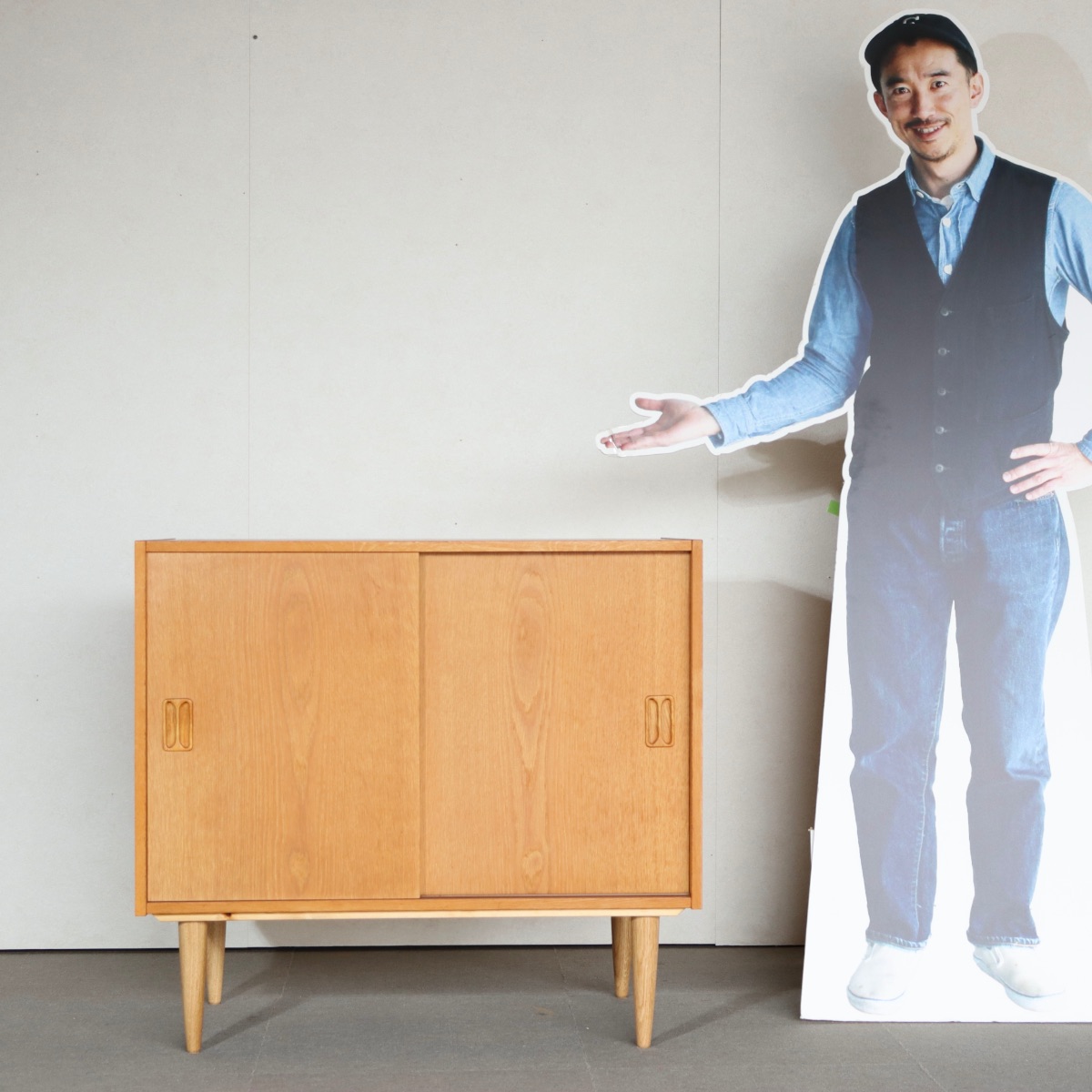 デンマーク製キャビネット。木の表情を楽しめるヴィンテージ家具。空間に柔らかな温もりを添える存在。