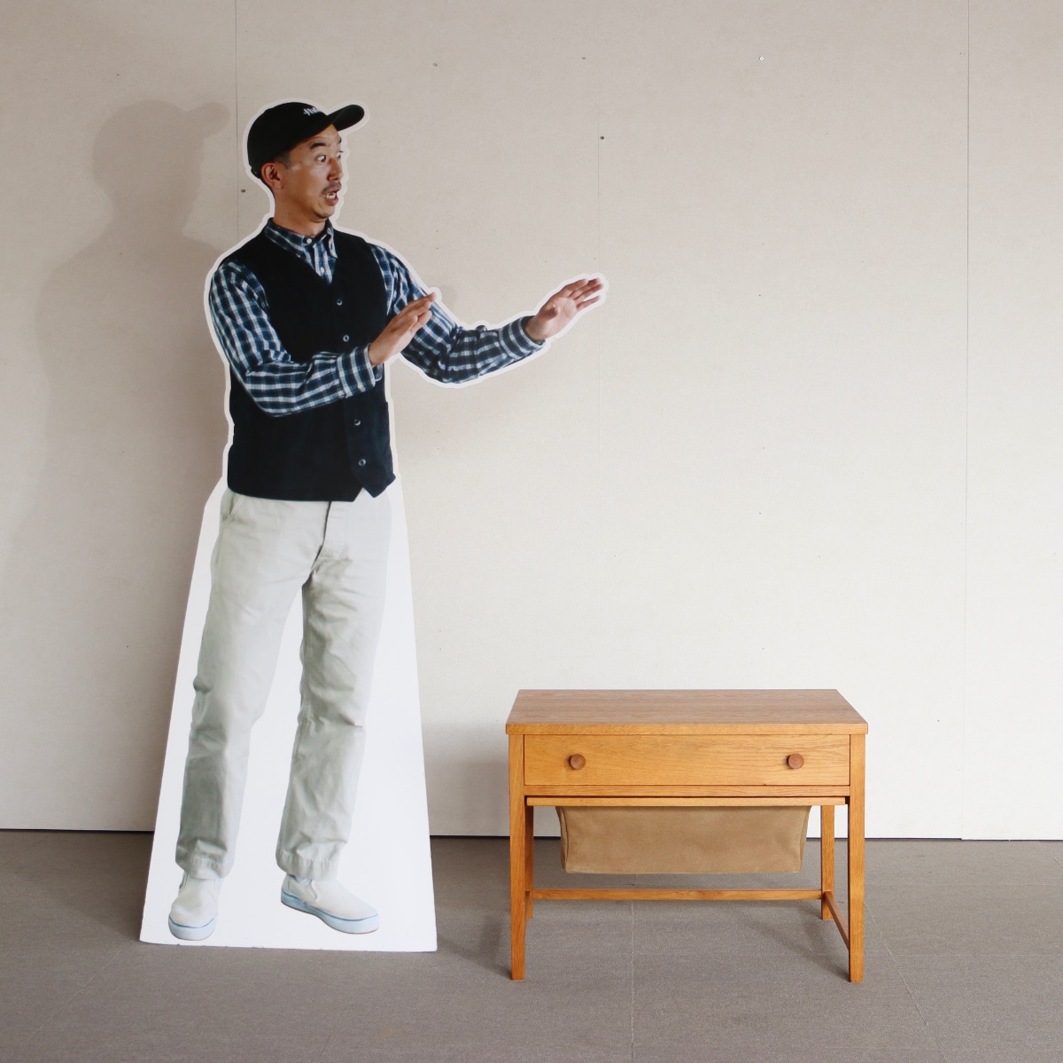 ソーイングテーブル。美しい木目が際立つヴィンテージ家具。空間に穏やかな表情をもたらす。 